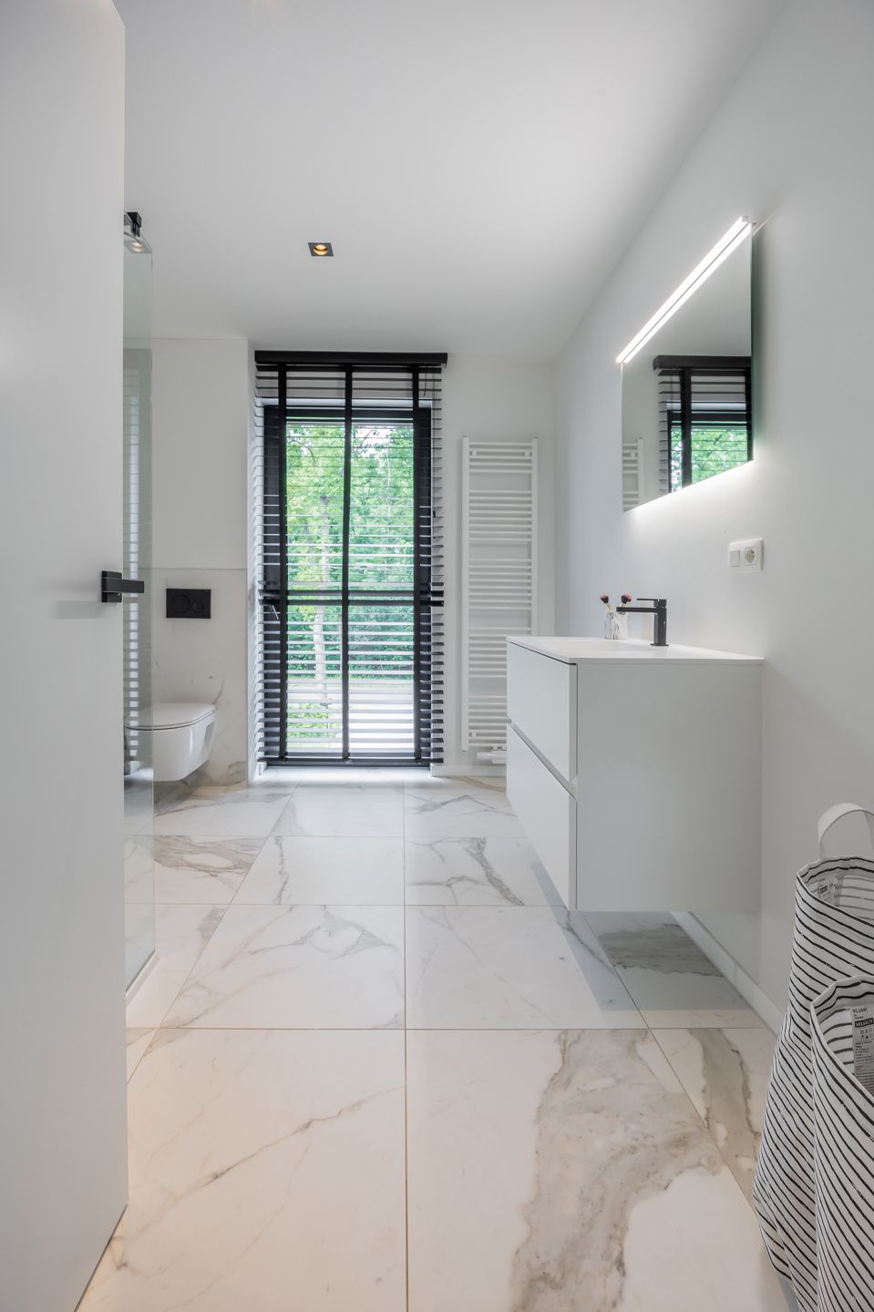 Moderne, recente villa met grote tuin en veel lichtinval foto 28