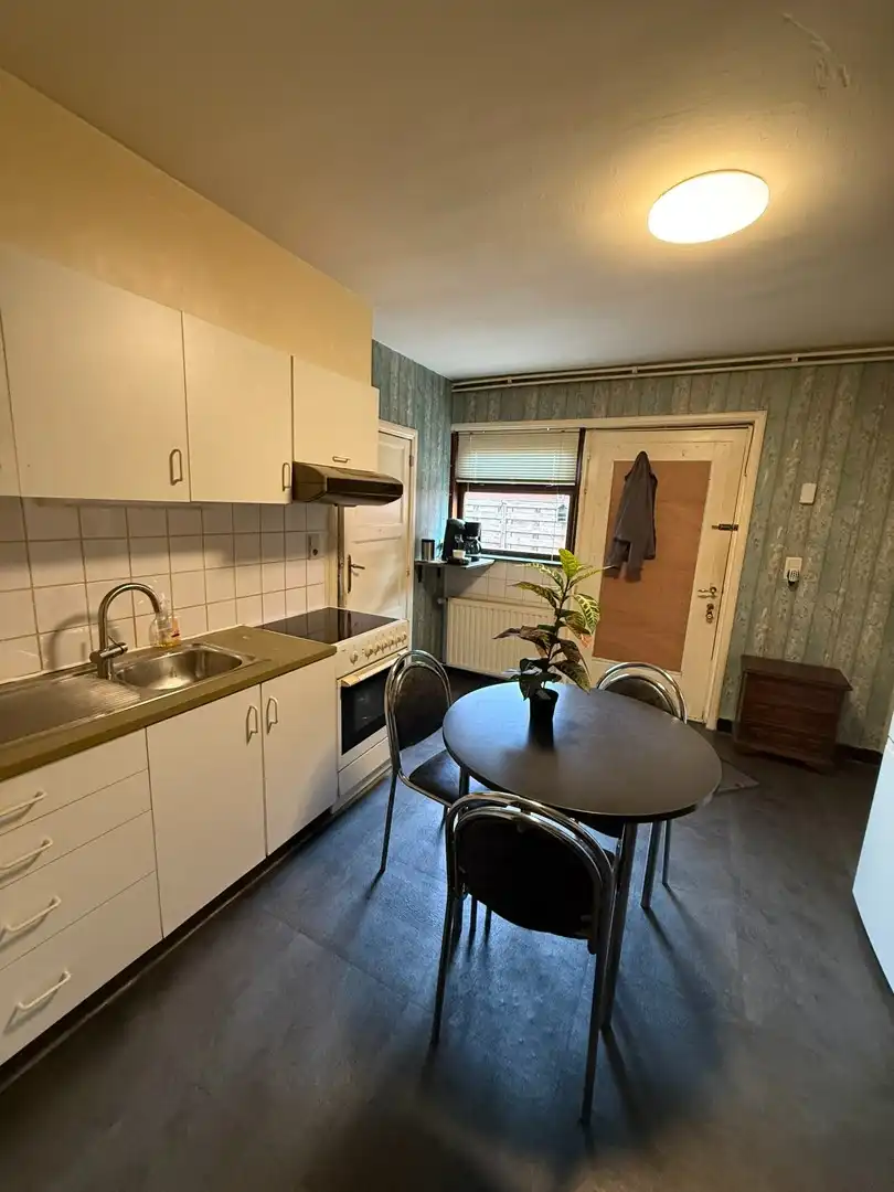 Opbrengsteigendom bestaande uit 2 halfopen woningen met garage en tuin te Hechtel. foto 4