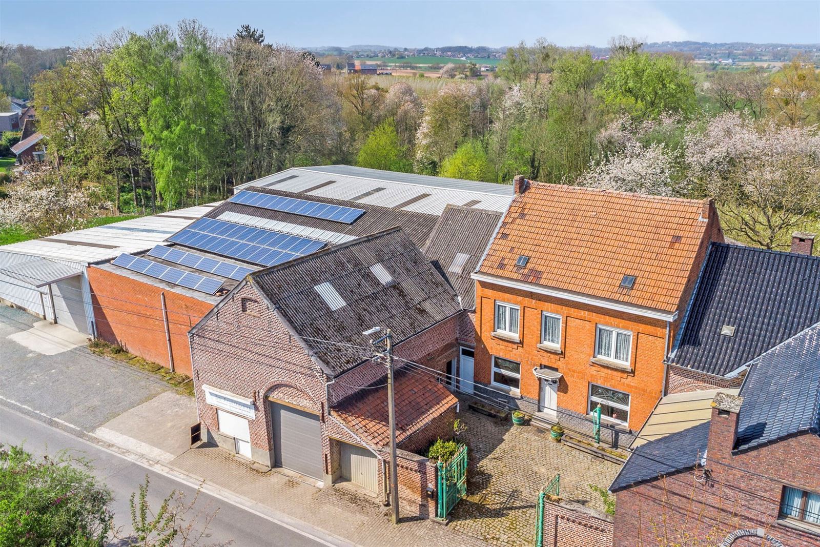 Te renoveren woning met schuur en loodsen  foto 6