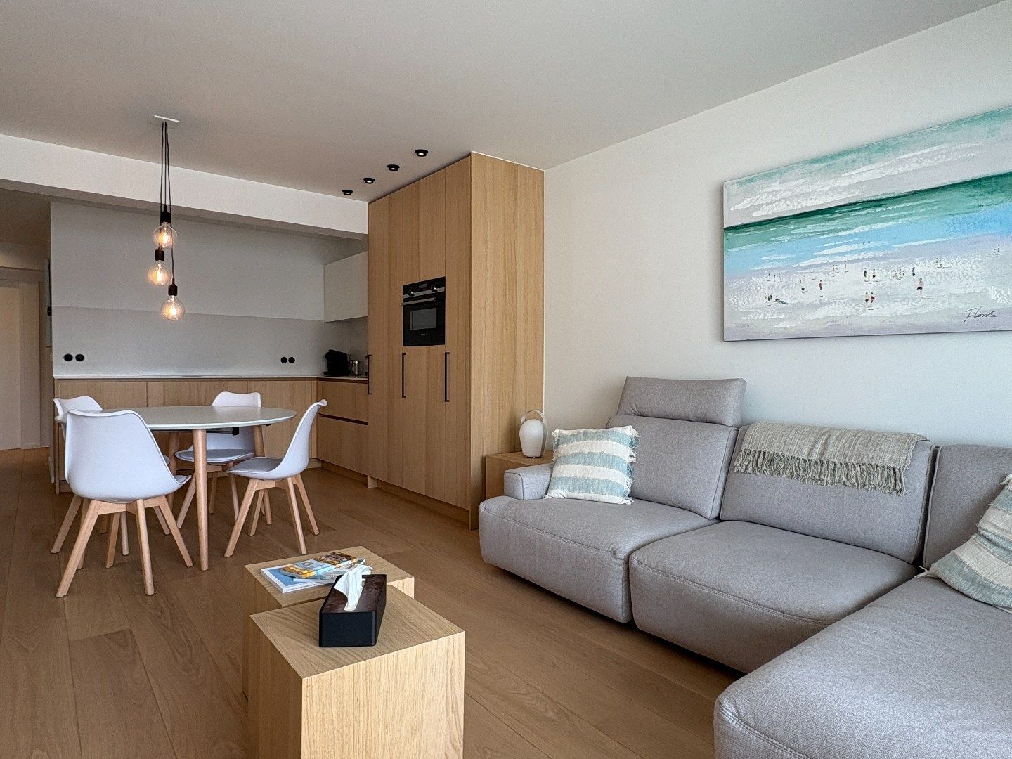 Recent gerenoveerd twee-slk-appt om de hoek van het strand. foto {{pictureIndex}}