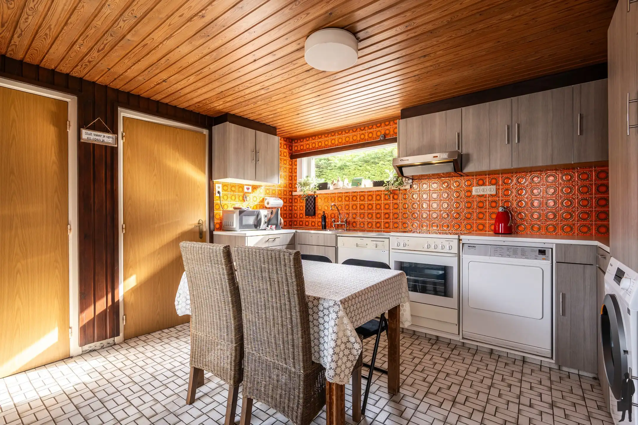 Gelegen te Minderhout, vinden we deze vrijstaande woning met 3 slpk. op ca. 561m². foto 9