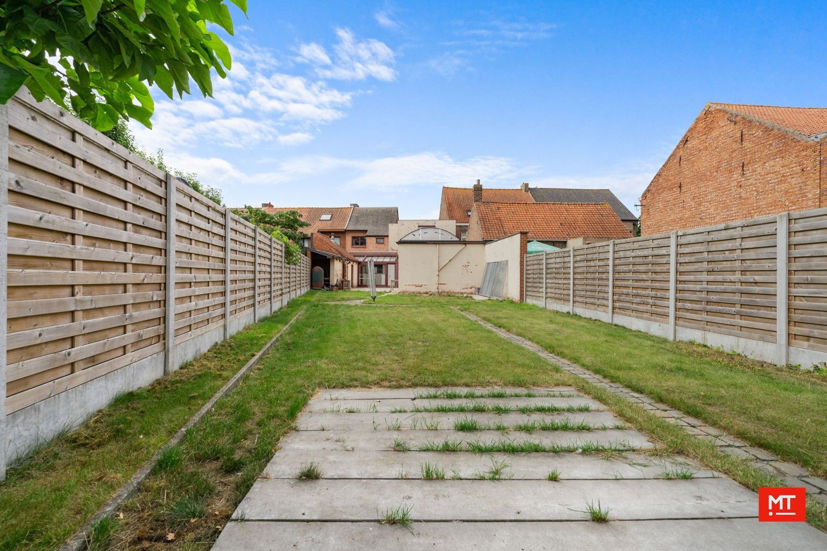 Bijzonder ruime woning met opslagruimte, dubbele garage en uitweg in centrum Langemark foto 15