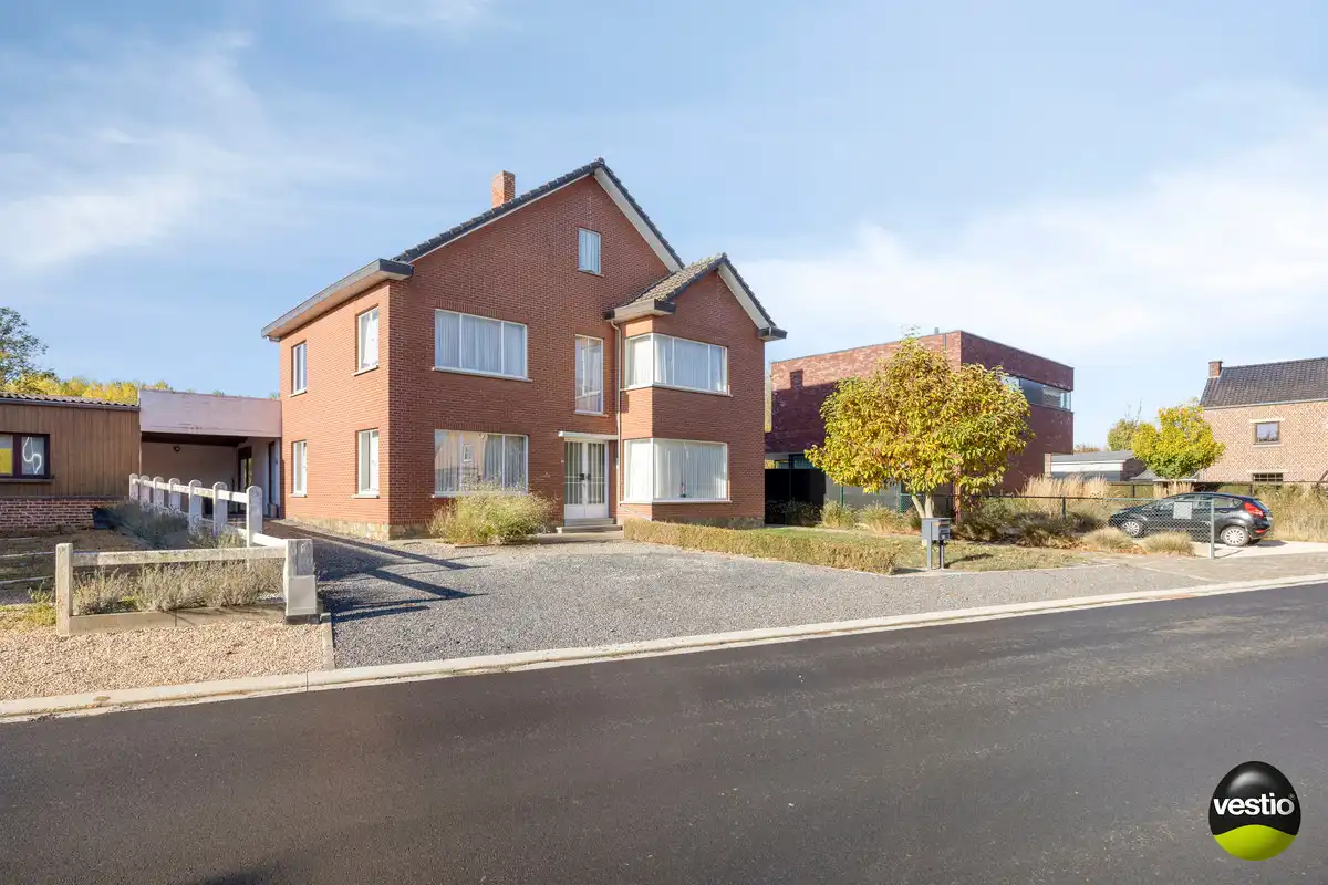 Hoofdfoto van de publicatie: RUSTIG GELEGEN RUIME VRIJSTAANDE WONING MET GROTE TUIN OP 22A49CA TE HOESELT.