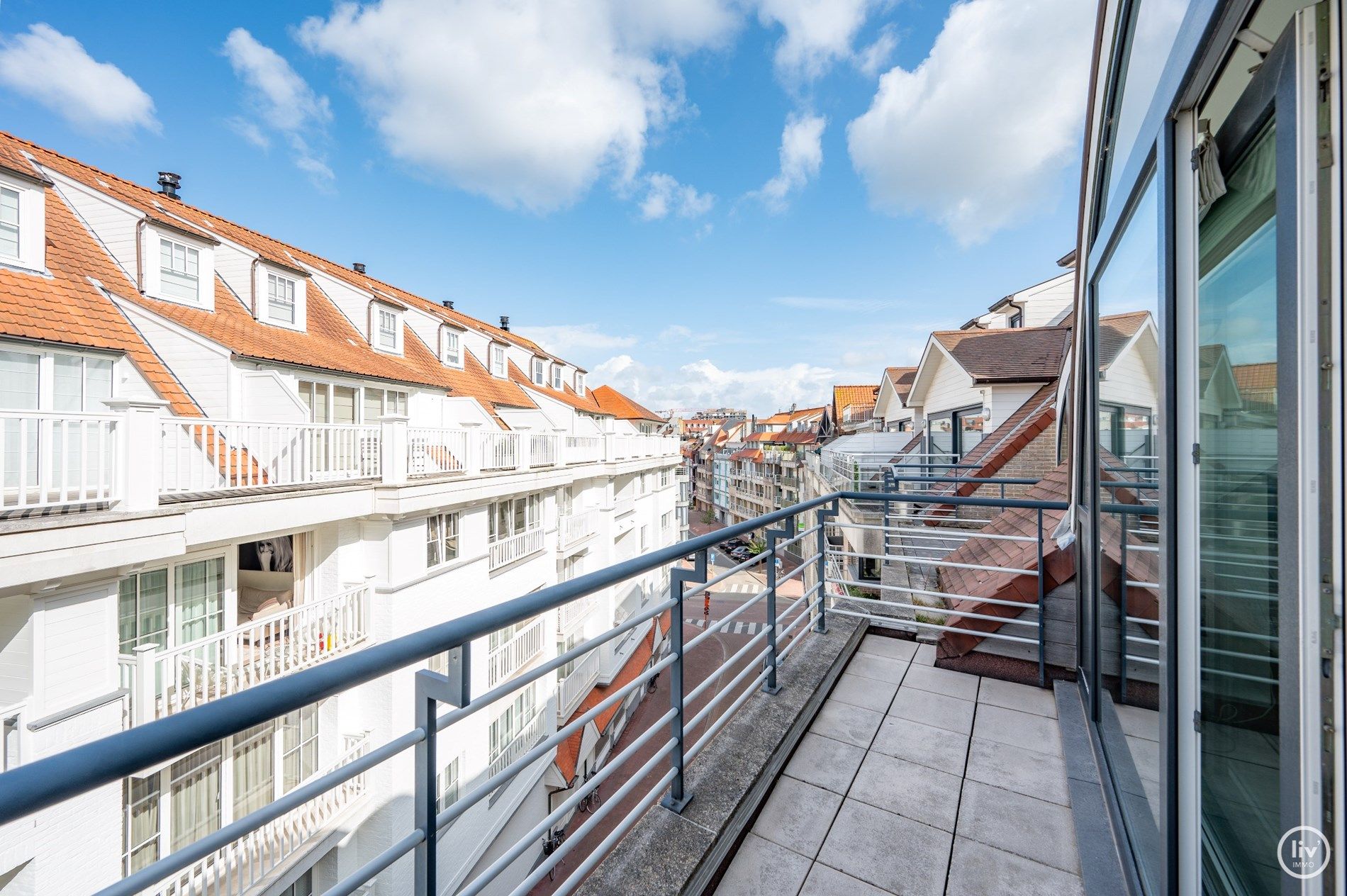 Lichtrijk duplex appartement met 2 slaapkamers gelegen in het centrum van Knokke.  foto 9