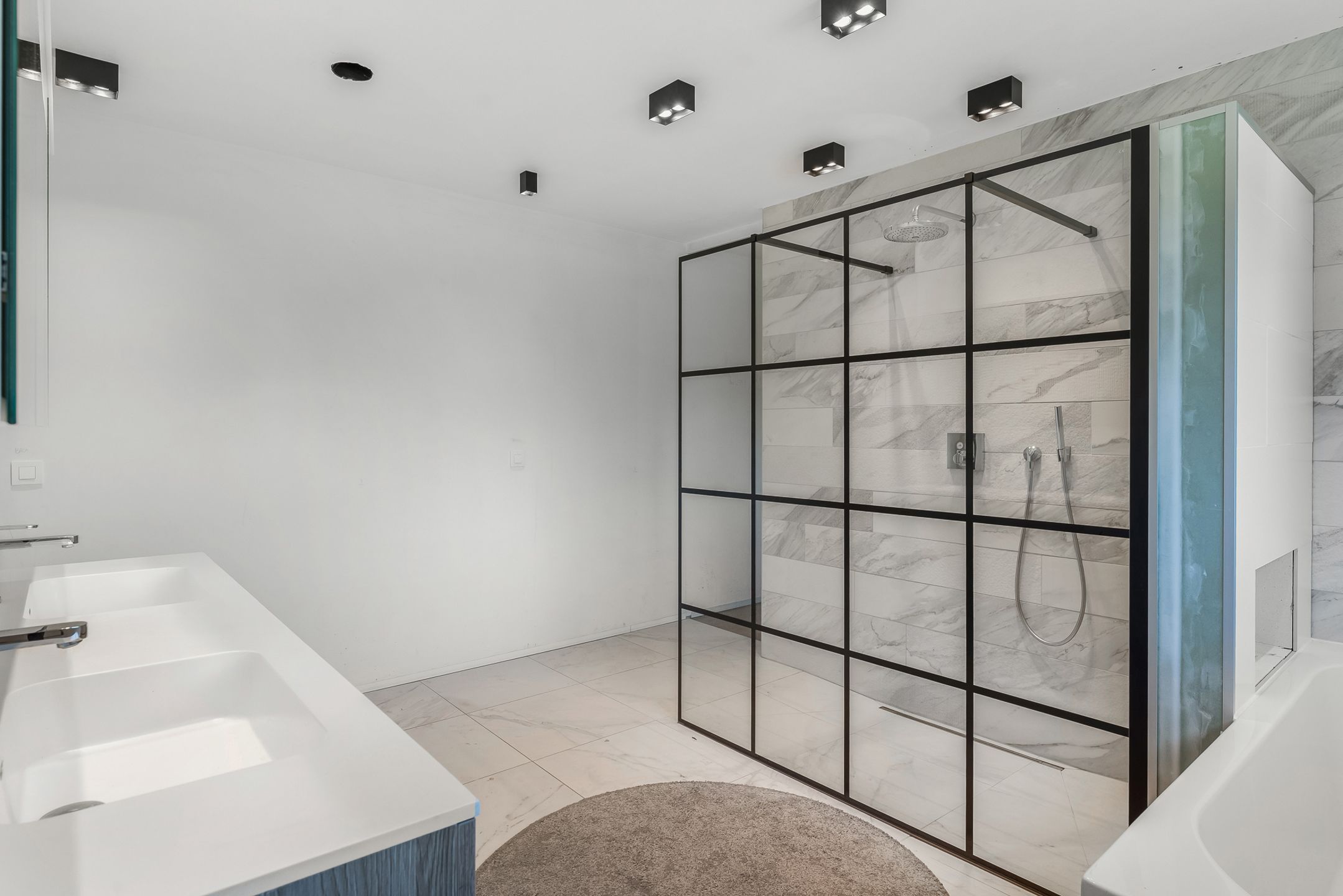 Strakke architectuur en moderne luxe in Diepenbeek foto 19
