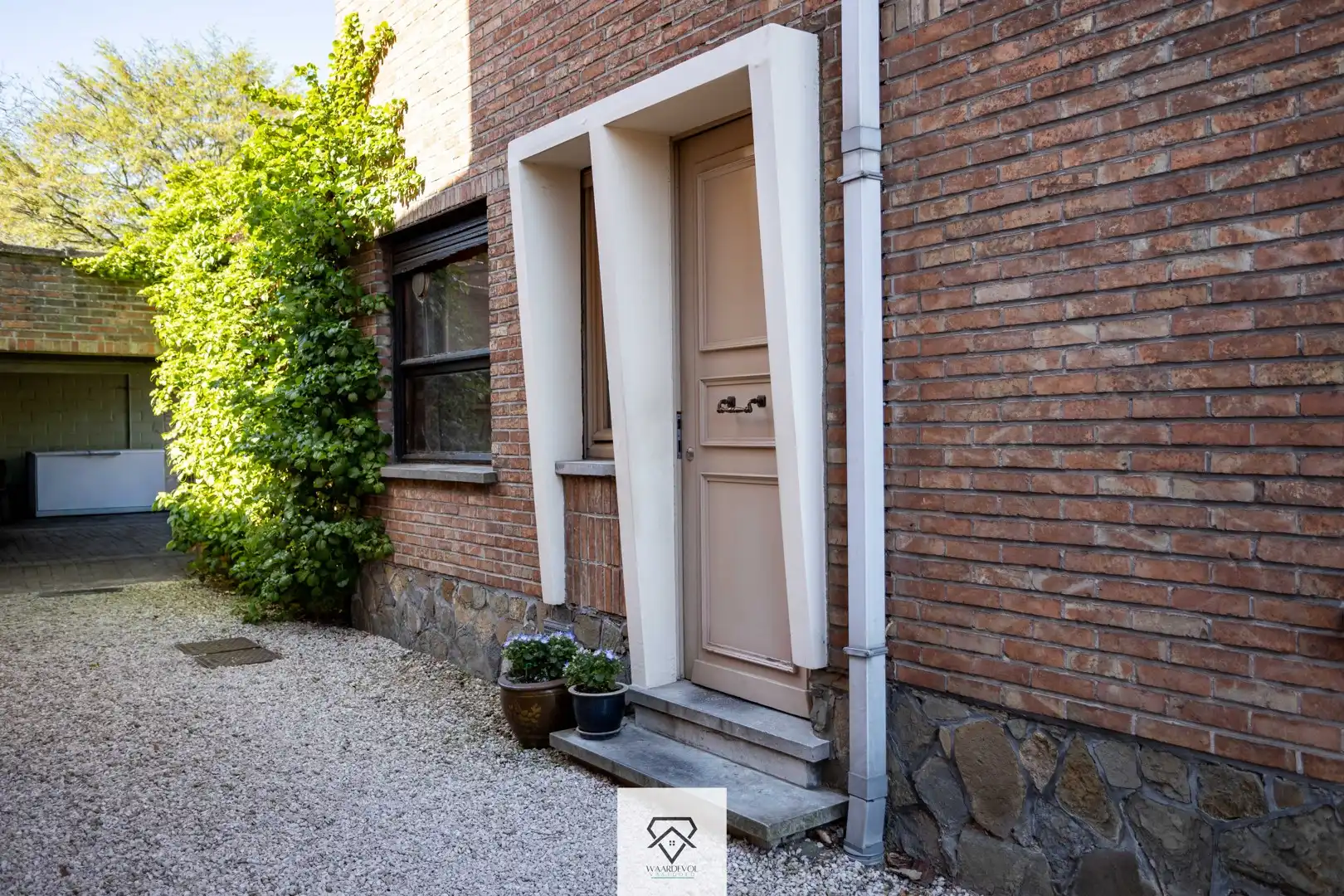 Gezinswoning met tuin en veel potentieel in het gegeerde Oostakker foto 2