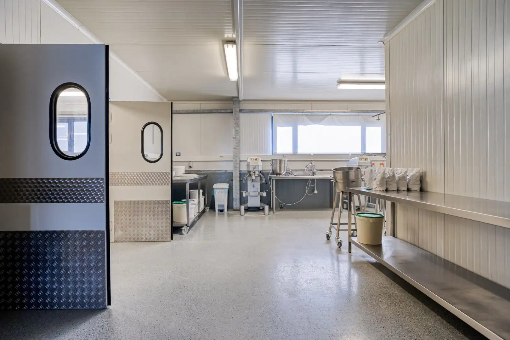Instapklaar bedrijfsgebouw - ideaal voor voeding, bakkerij, confiserie en ruim loft-appartement te Blankenberge foto 7