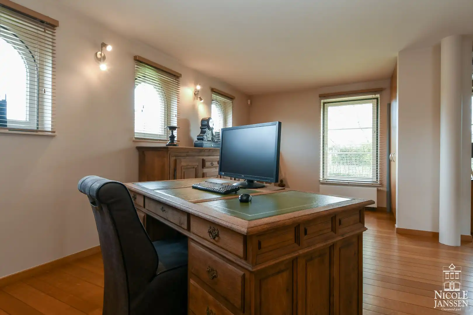 Instapklaar landhuis met tuin en interessant bijgebouw foto 12