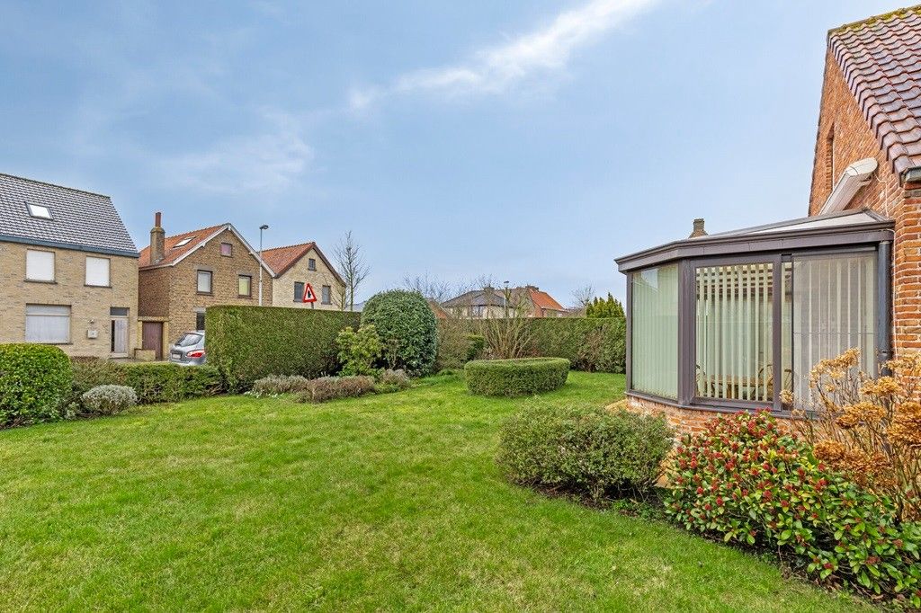 ADINKERKE: Zonnige bungalow/villa op mooie hoekligging met 2 slaapkamers en badkamer op het gelijkvloers, ruime garage en onderhoudsvriendelijke tuin op 633m² grondopp. foto 19