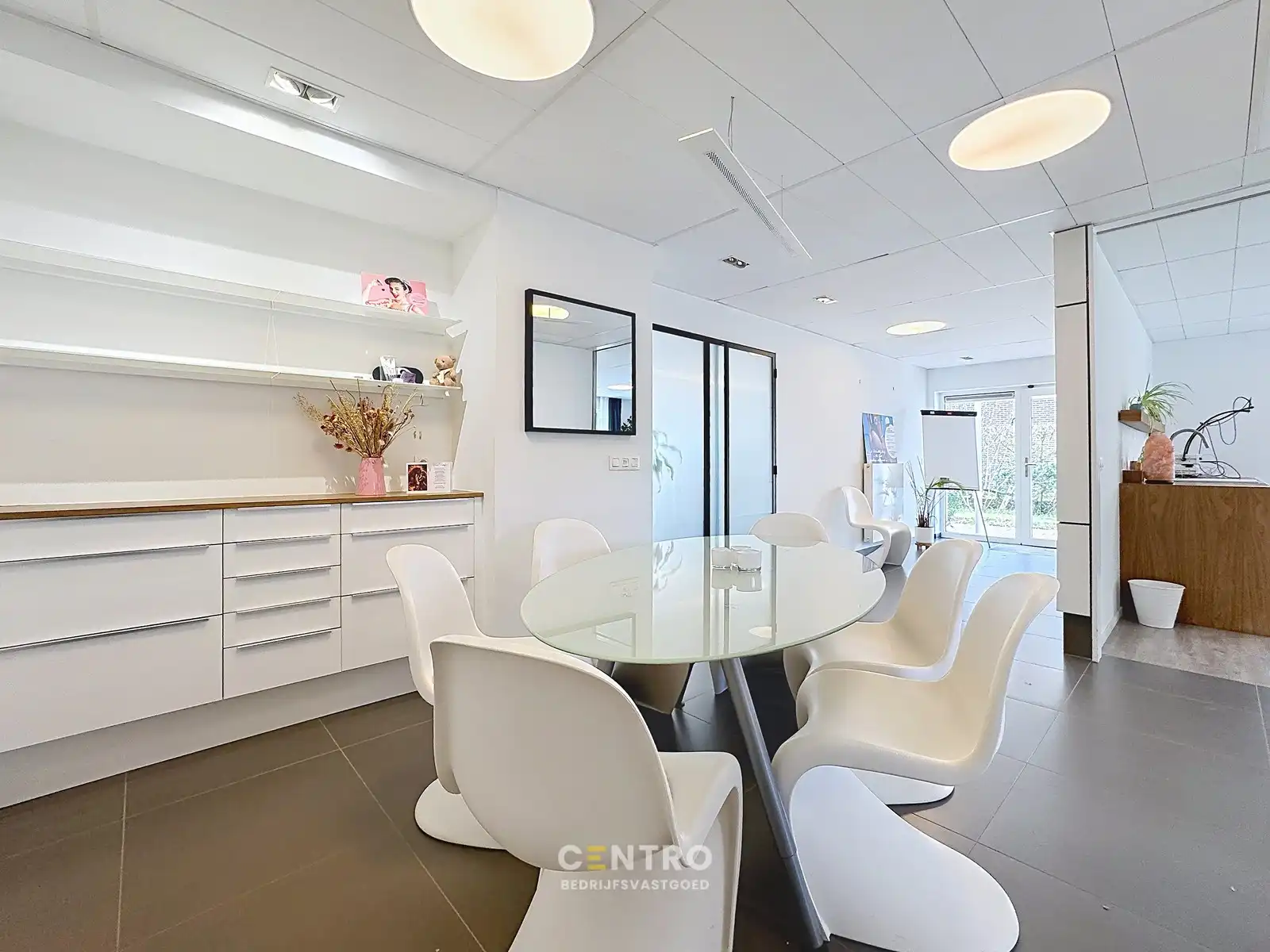 Modern en instapklaar WOON-WERKPAND met professionele ruimten, lichtrijk & ruim APPARTEMENT met zonneterras en aangelegde tuin. foto 7