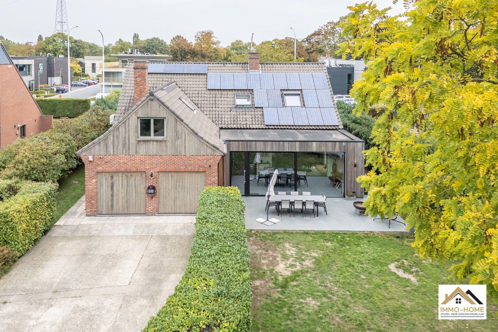 Gerenoveerde ruime gezinswoning met tuin en dubbele garage! foto 2