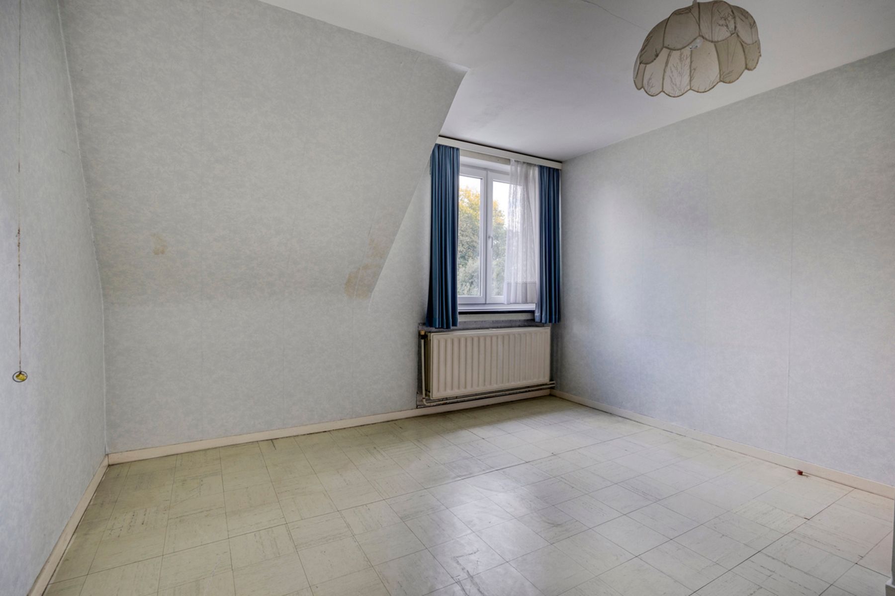 Ruime op te frissen villa met 3 slaapkamers en grote tuin foto 15