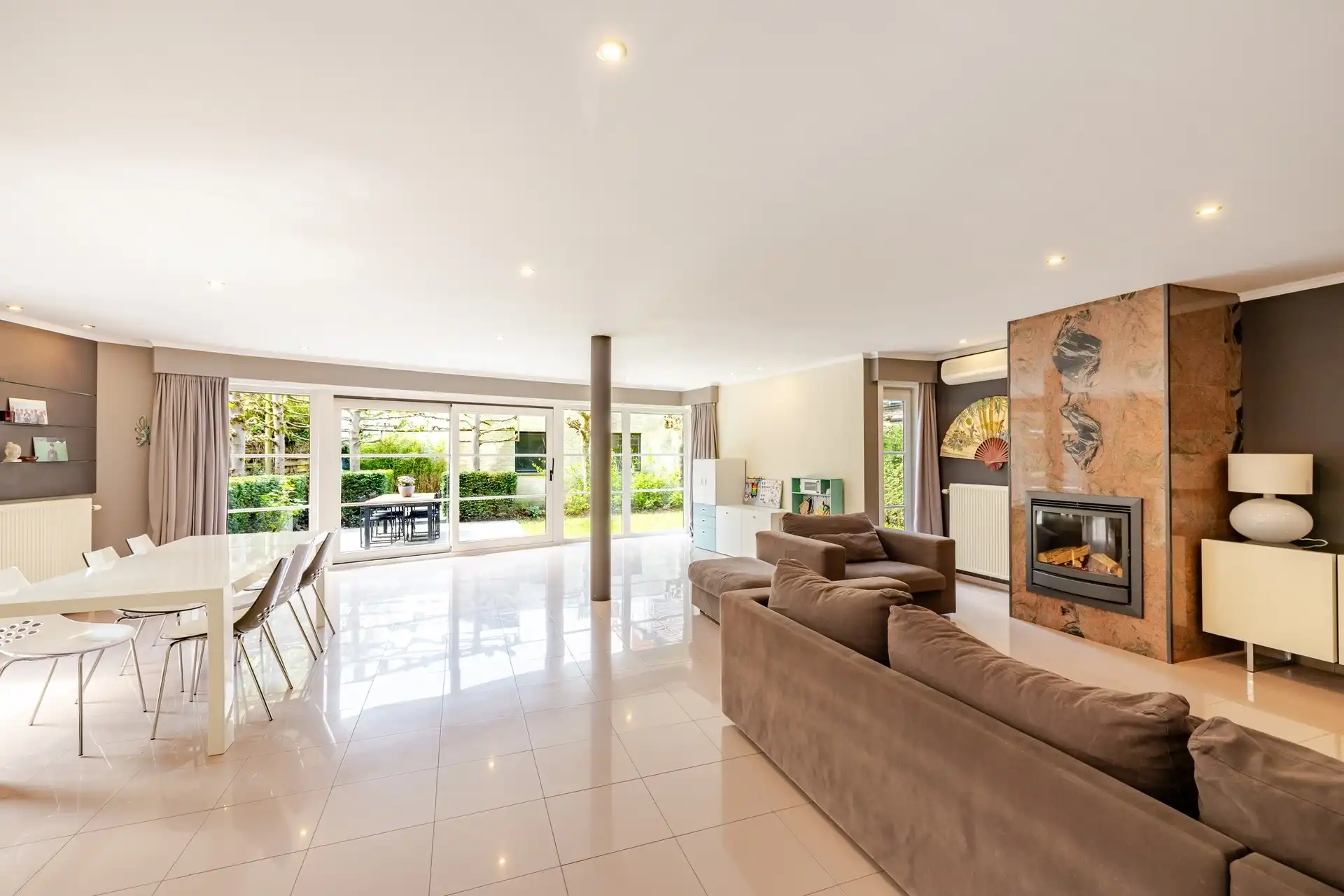 Instapklare en ruime gezinswoning met 5 slaapkamers, zonnige tuin en extra praktijk-/kantoorruimte op topligging te Aalst  foto 7