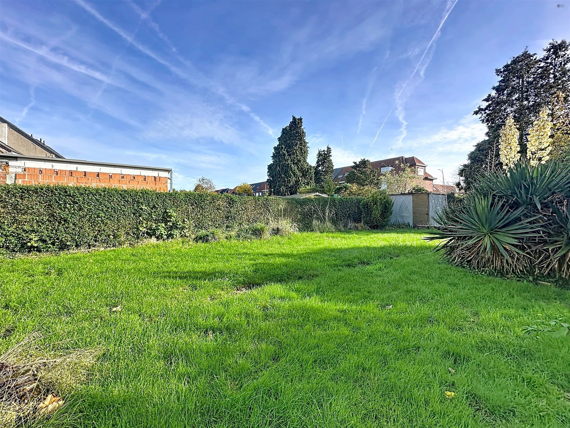 Halfopen bebouwing met 3 slaapkamers, ruime garage op perceel van 380m². foto 3