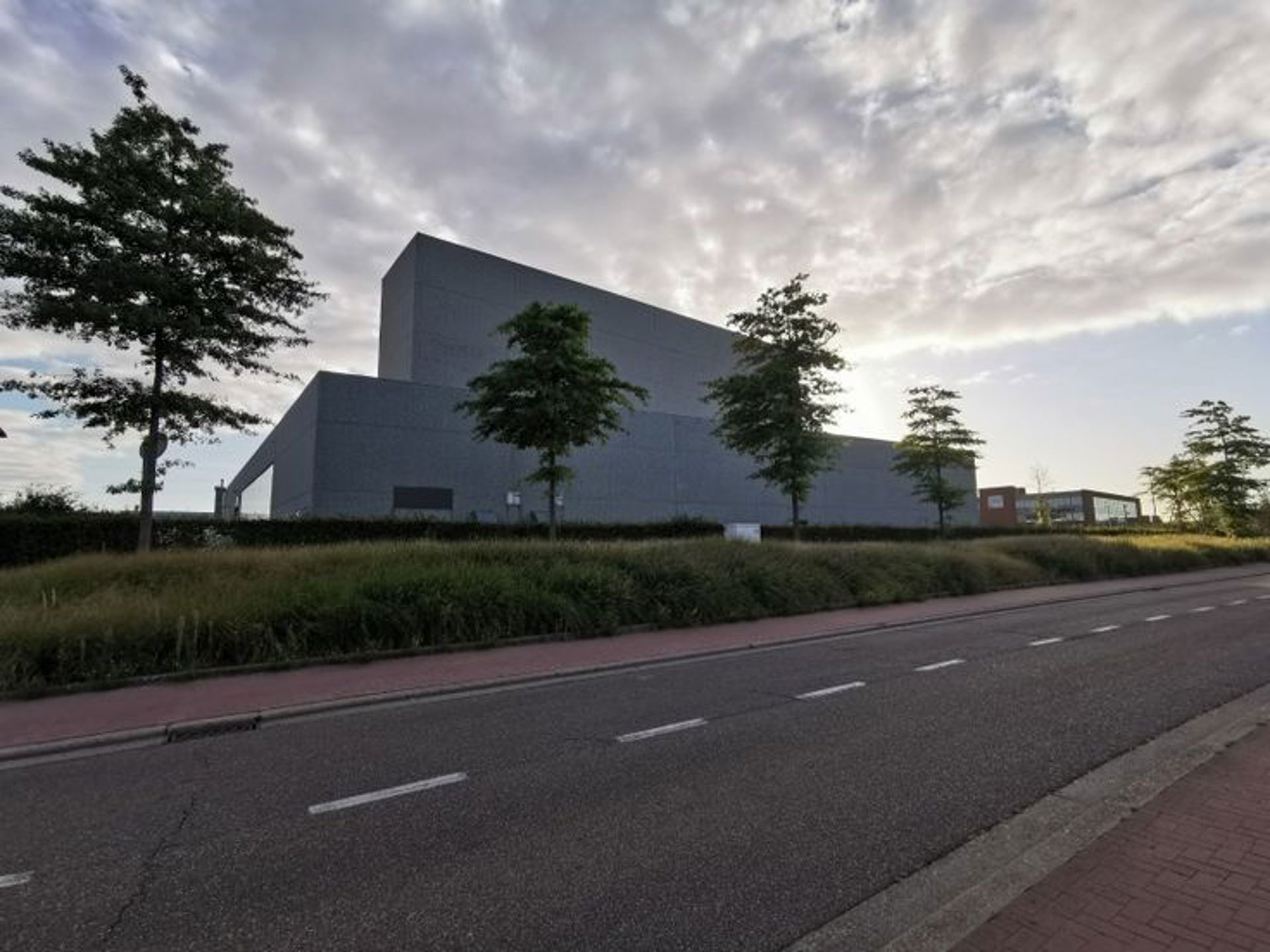 Modern bedrijfsgebouw langs E17 in Zwijndrecht foto 5