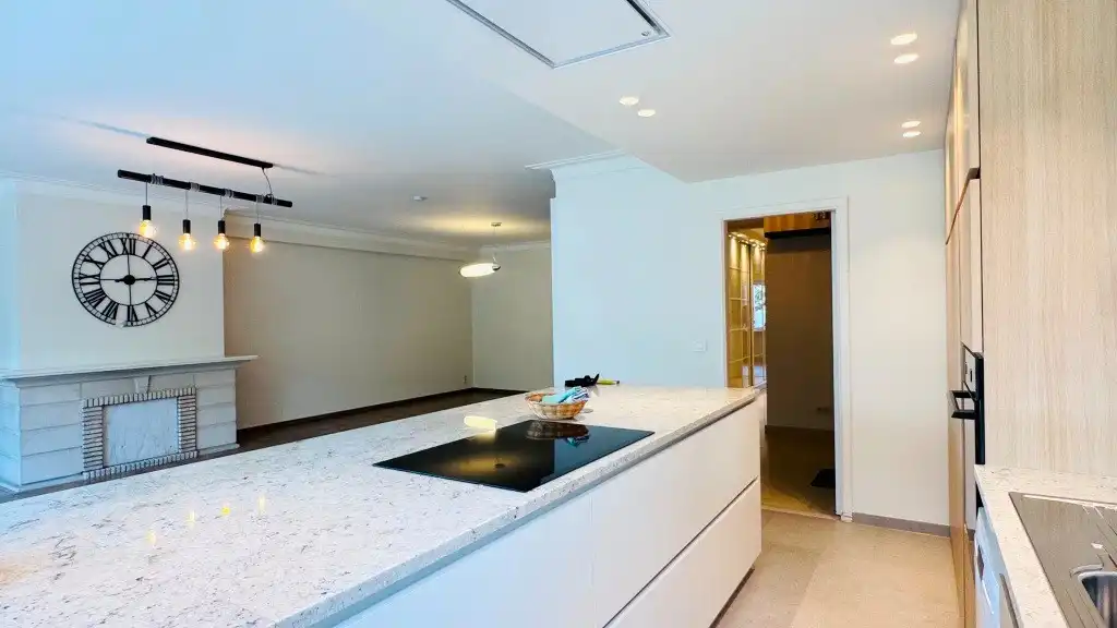 Centraal gelegen gerenoveerd 3-slaapkamerappartement met 2 terrassen foto 4