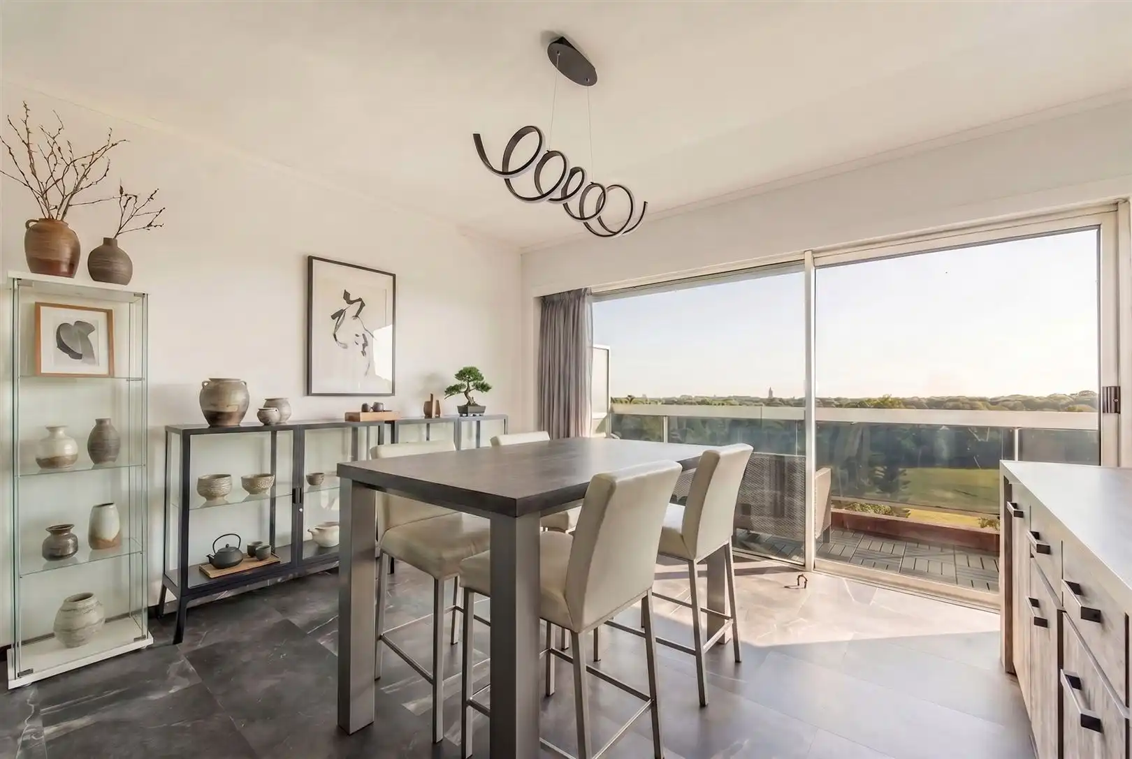 Lichtrijk appartement met panoramisch uitzicht en autostaanplaats foto 4