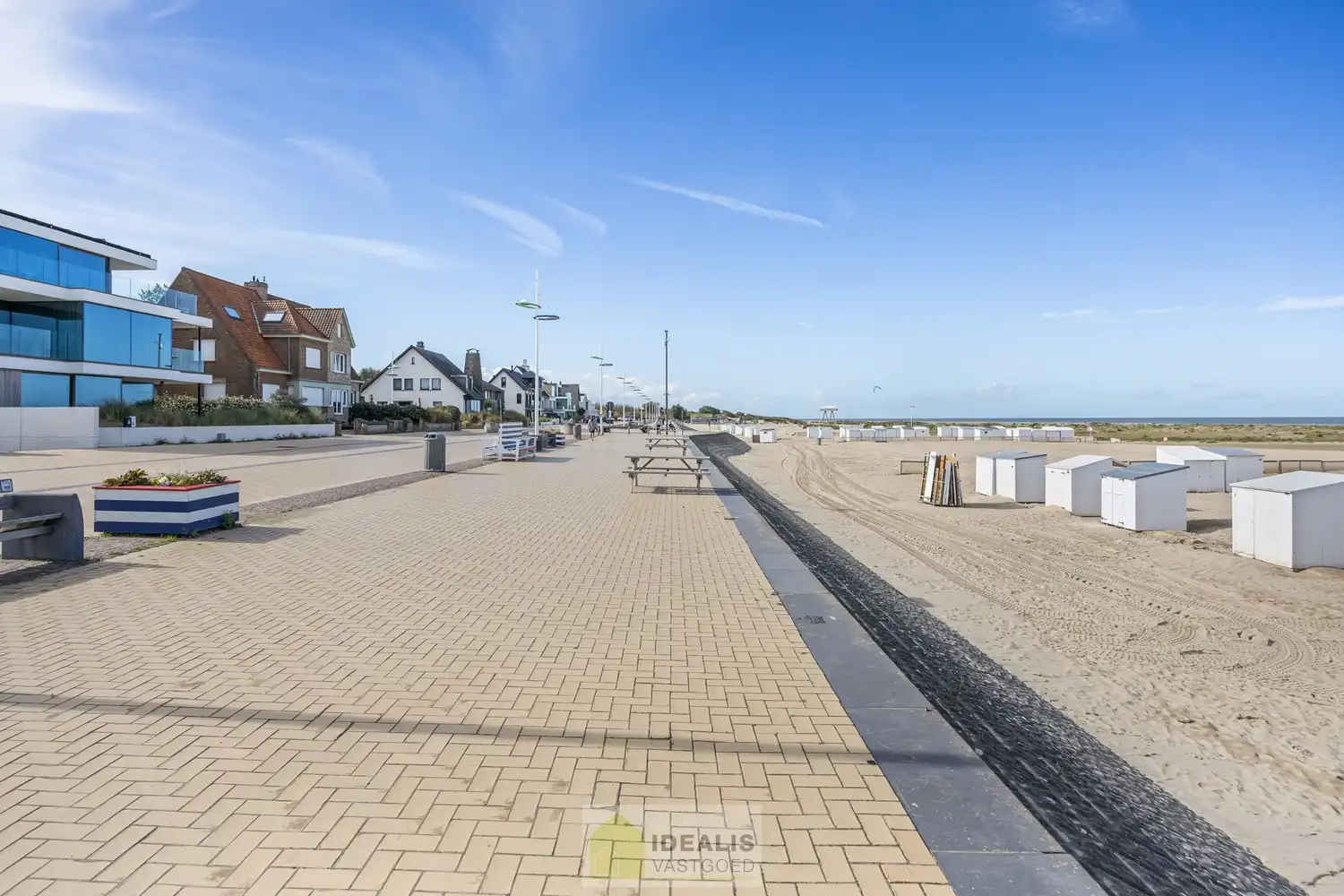 IDEALIS VASTGOED - HEERLIJK GELIJKVLOERS VAKANTIE-APPARTEMENT TE ZEEBRUGGE-BAD OP WANDELAFSTAND VAN HET STRAND EN DE DUINEN! EEN FIJNE PLEK BESTAANDE UIT EEN LICHTRIJKE LEEFRUIMTE MET OPEN KEUKEN EN BERGING, 1 RUIME SLAAPKAMER, 1 INPANDIGE KINDERKAMER, EEN EXTRA RUIM TERRAS EN EEN GOED TOEGANKELIJKE ONDERGRONDSE PARKEERPLAATS (AUTOLIFT) EN KELDERBERGING! foto 38