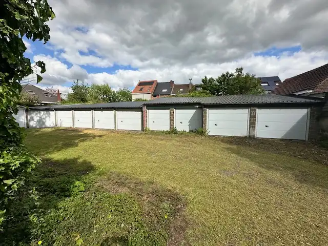 Afgesloten garagebox te huur– Albrecht Rodenbachstraat, Sint-Amandsberg foto {{pictureIndex}}