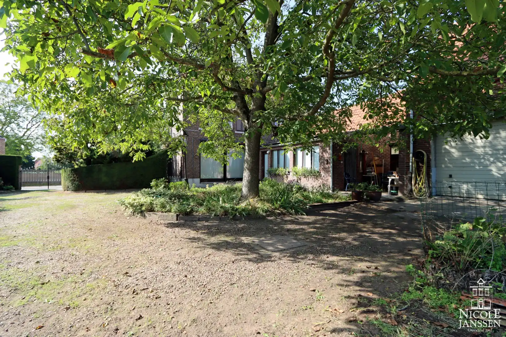 Karaktervolle woning met grote garage en werkhuis foto 26