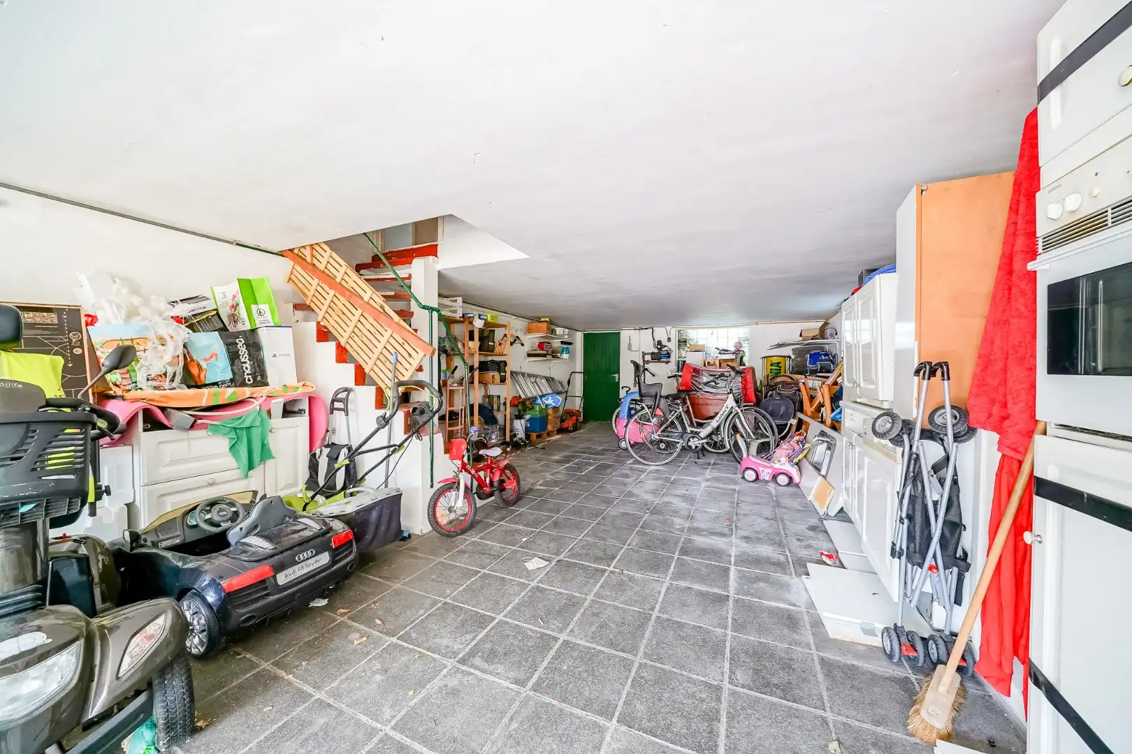 Opbrengstwoning met 2 verhuurde appartementen, tuin en 2 garages in Stene foto 11