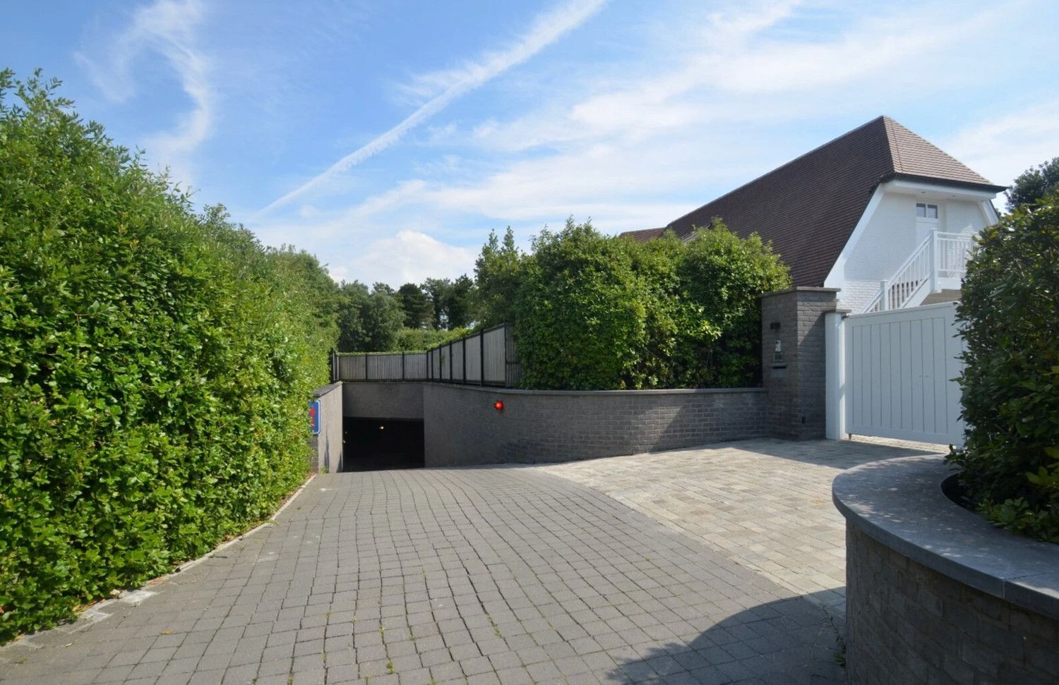 Ruime garagebox in het Zoute foto {{pictureIndex}}