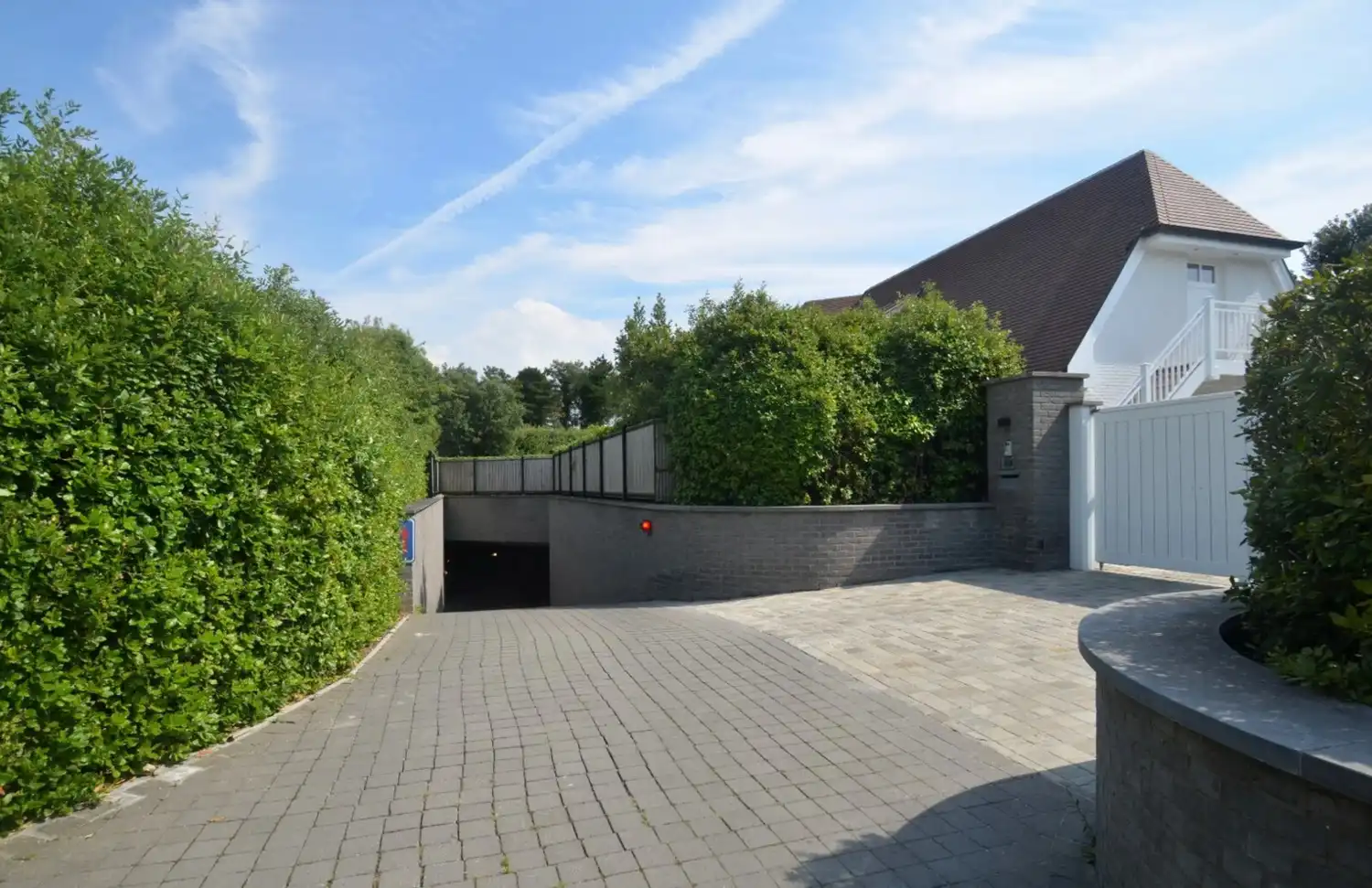 Ruime garagebox in het Zoute foto {{pictureIndex}}