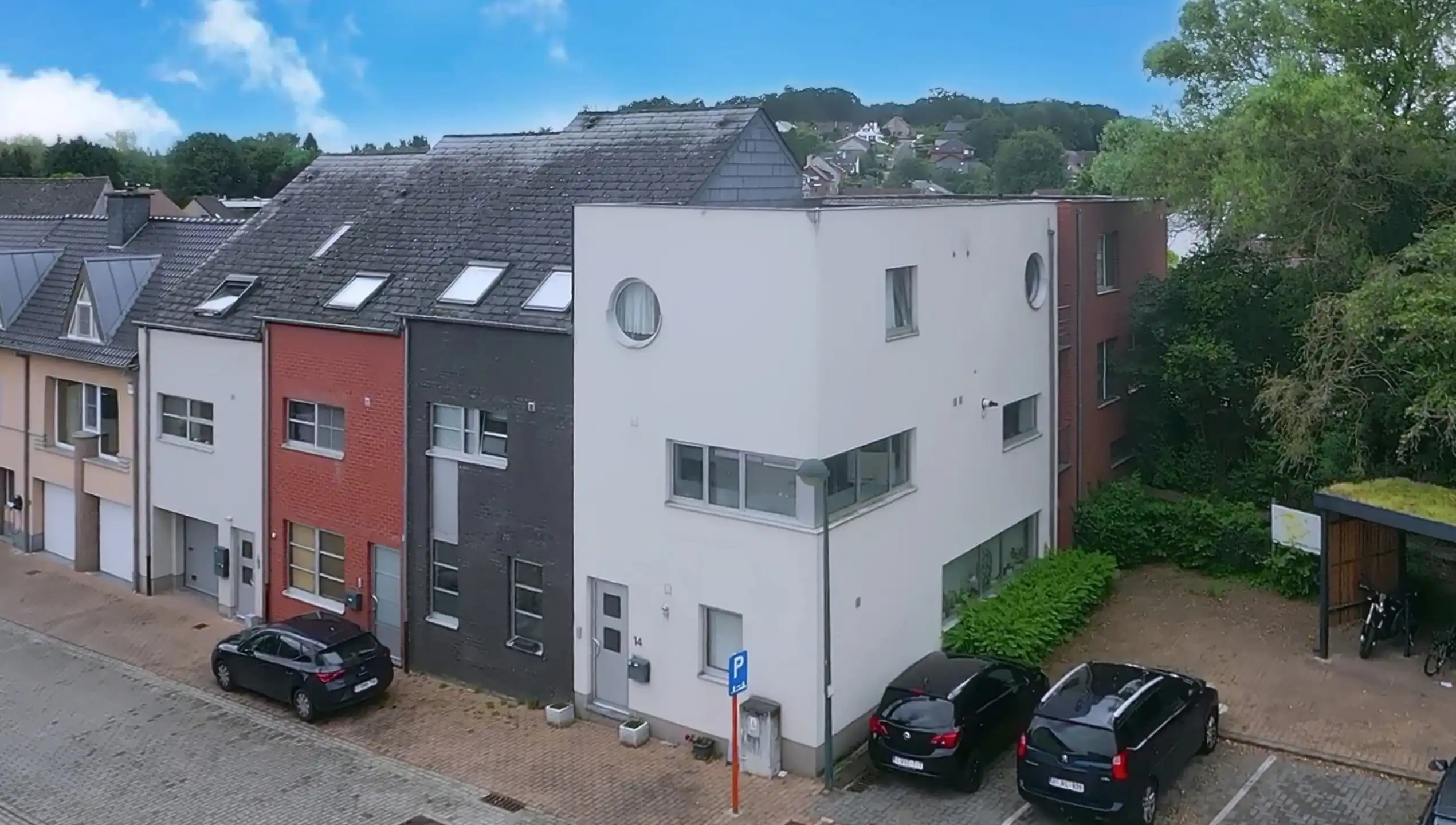Instapklaar appartement met 3 slaapkamers en terras, EPC B en gratis parking voor de deur — in een rustige, goed gelegen buurt van Overijse. foto {{pictureIndex}}