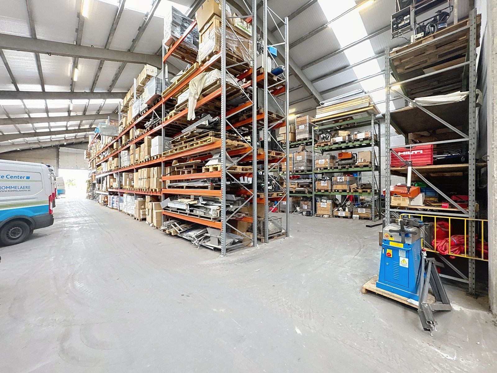 Instapklaar MAGAZIJN (1.250m²), voorzien van 3 elektrische sectionaalpoort, smeerput en verhard terrein (voor- en achterkant) op industriezone te Gistel. foto 5