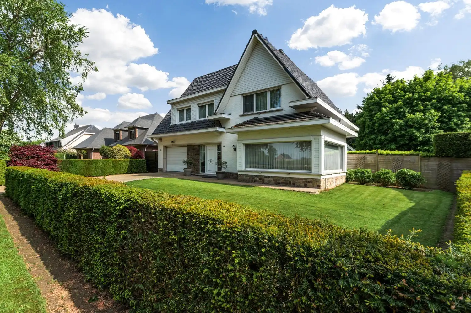 Hoofdfoto van de publicatie: STATIGE VILLA OP PRACHTIG PERCEEL VAN 1.278 m²!