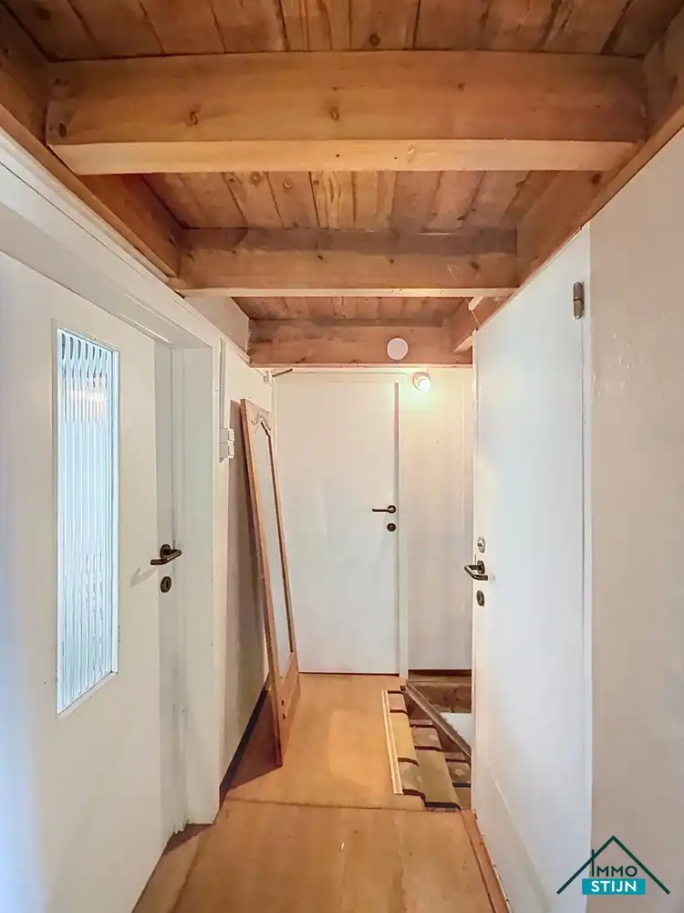 Ruime te renoveren woning met veel potentieel foto 10