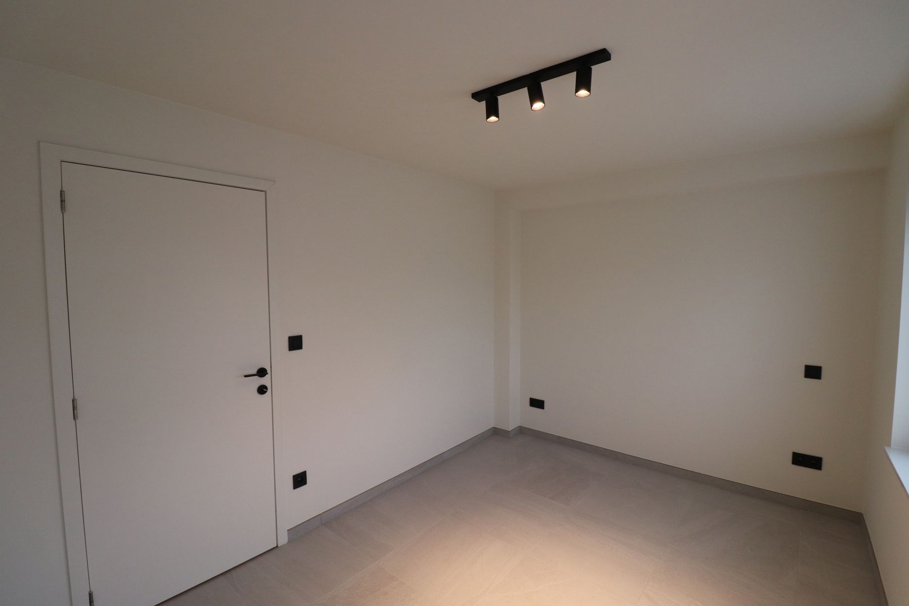 Gerenoveerde loft (2de en 3de verdieping) met terras (ca 28 m²), garage en fietsenberging. foto 5