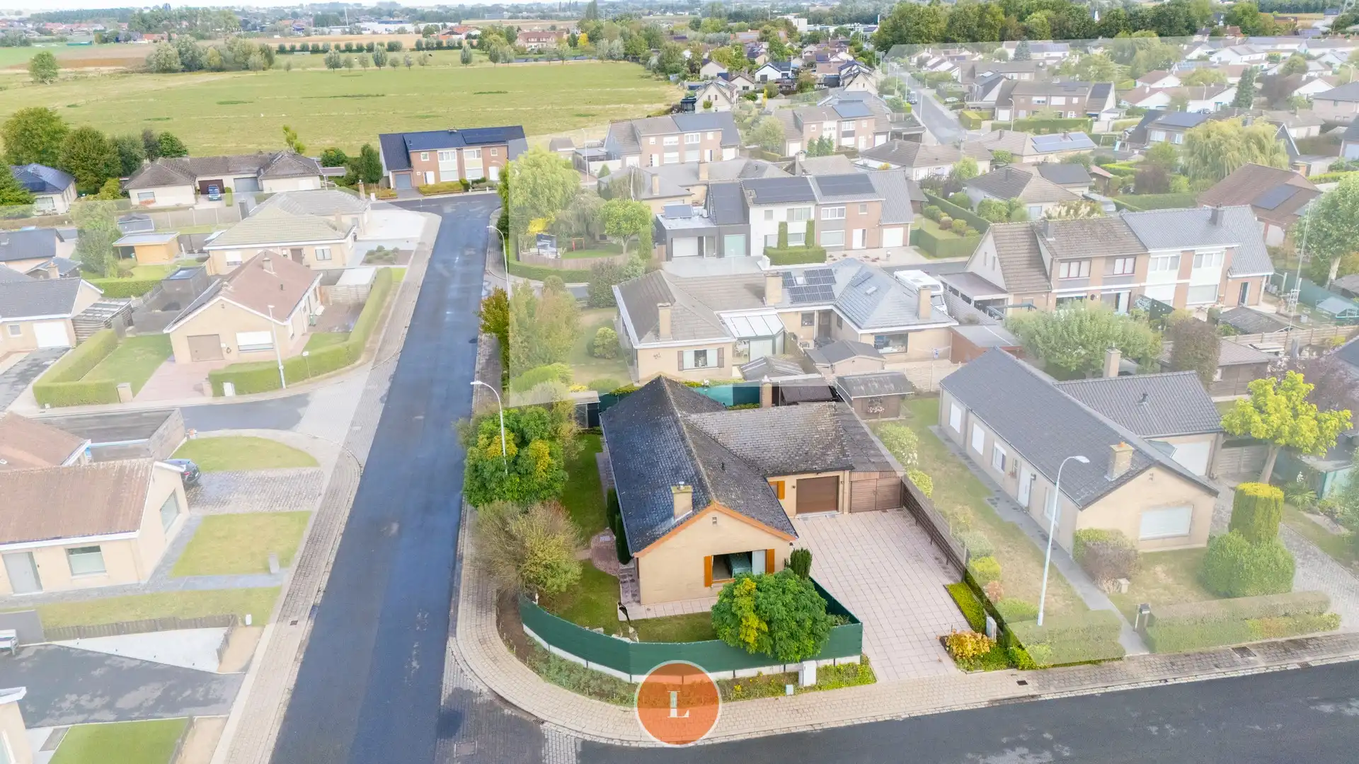 Te koop bungalow met 4 slaapkamers en ruime garage in rustige buurt foto {{pictureIndex}}