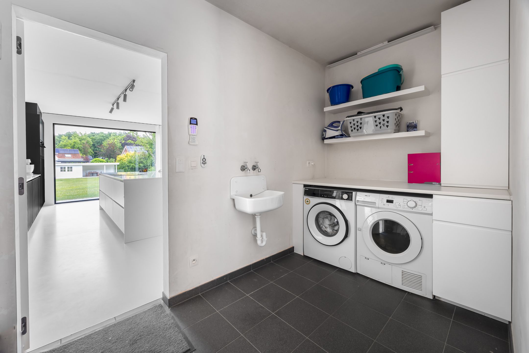 Licht en ruimte in strakke designwoning foto 37