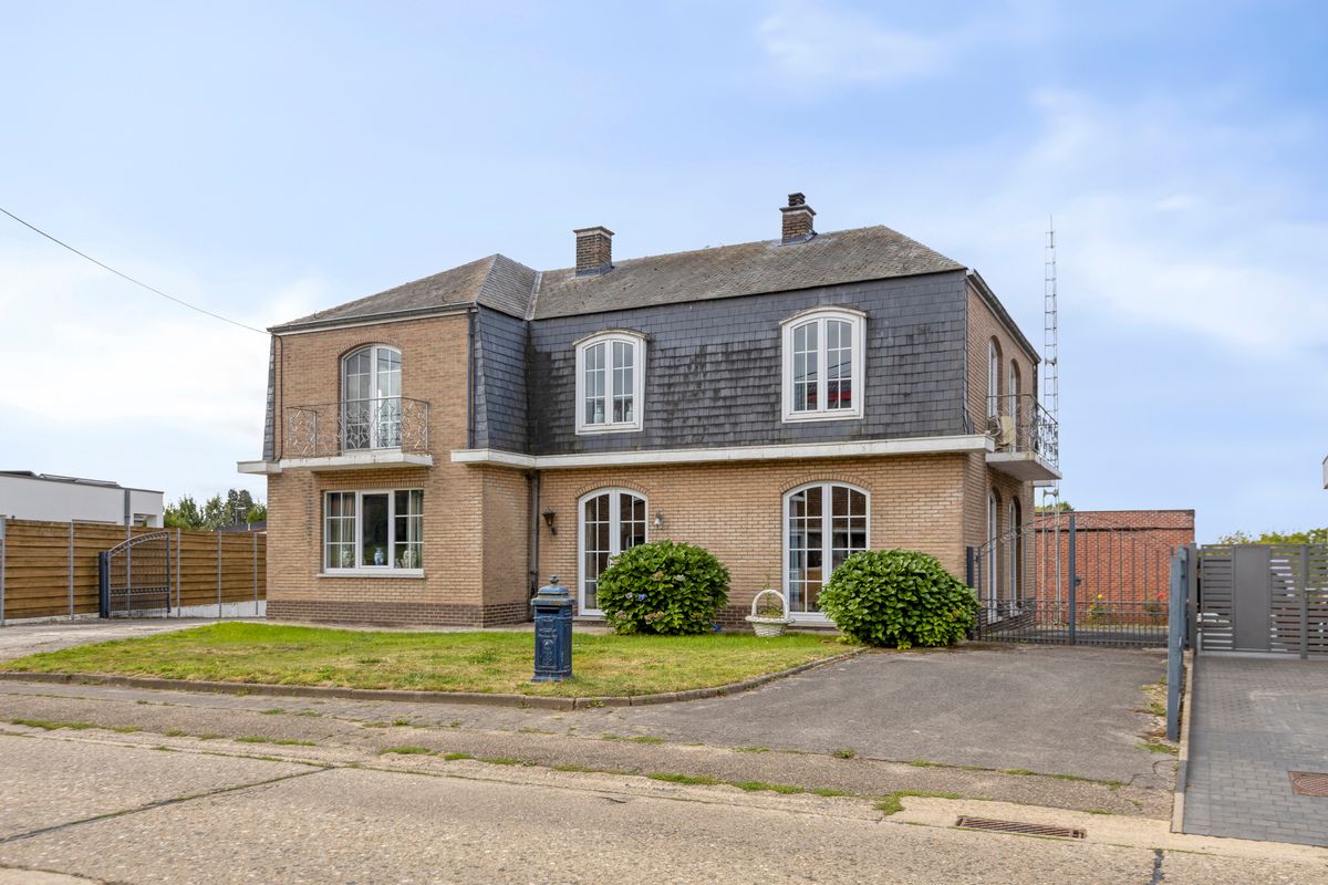 Hoofdfoto van de publicatie: Landelijke woning met 2 loodsen