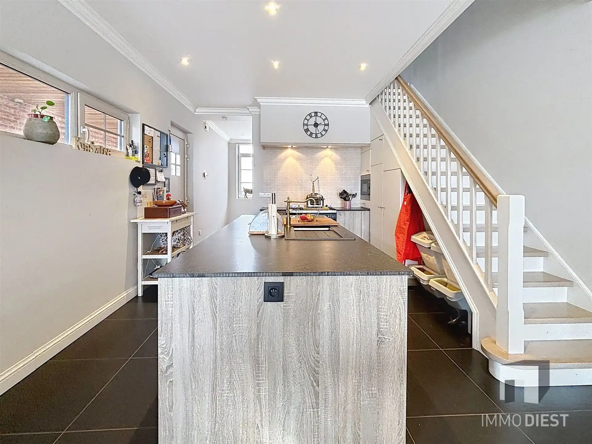 Charmante, instapklare gezinswoning met 3 ruime slaapkamers op 8a 52ca. foto 4