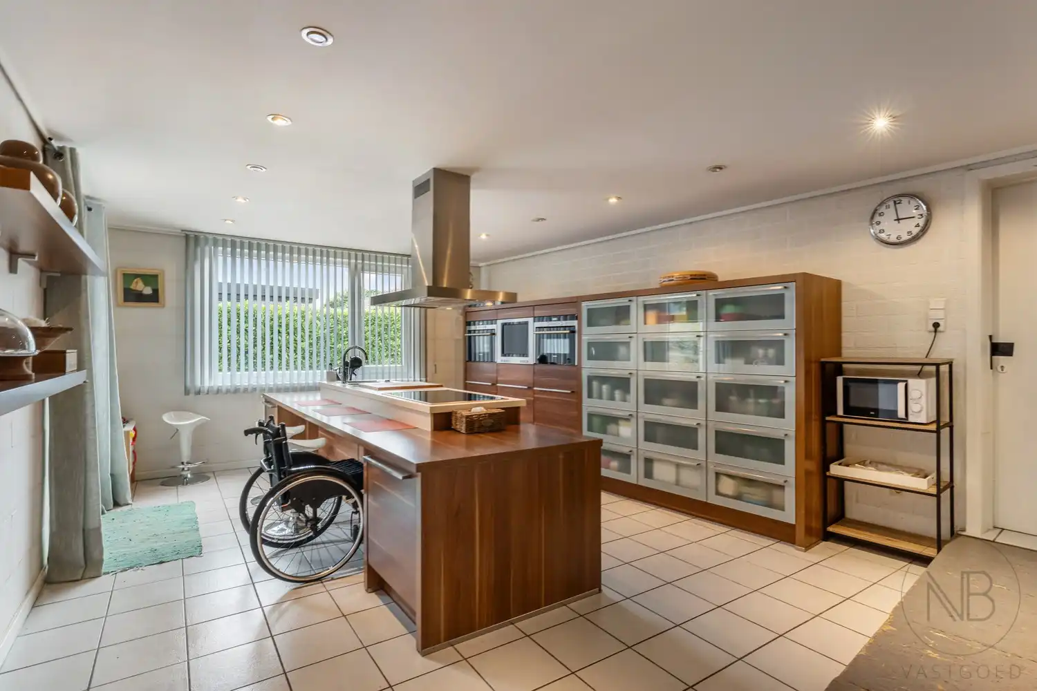 Pand met vergunde praktijkruimte, woonst, garage en carport in Opglabbeek foto 24