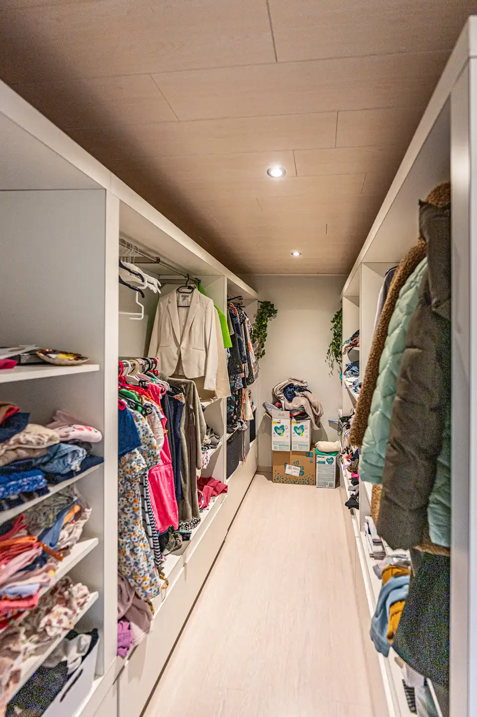 Moderne gezinswoning met inpandige garage en grote tuin. foto 21