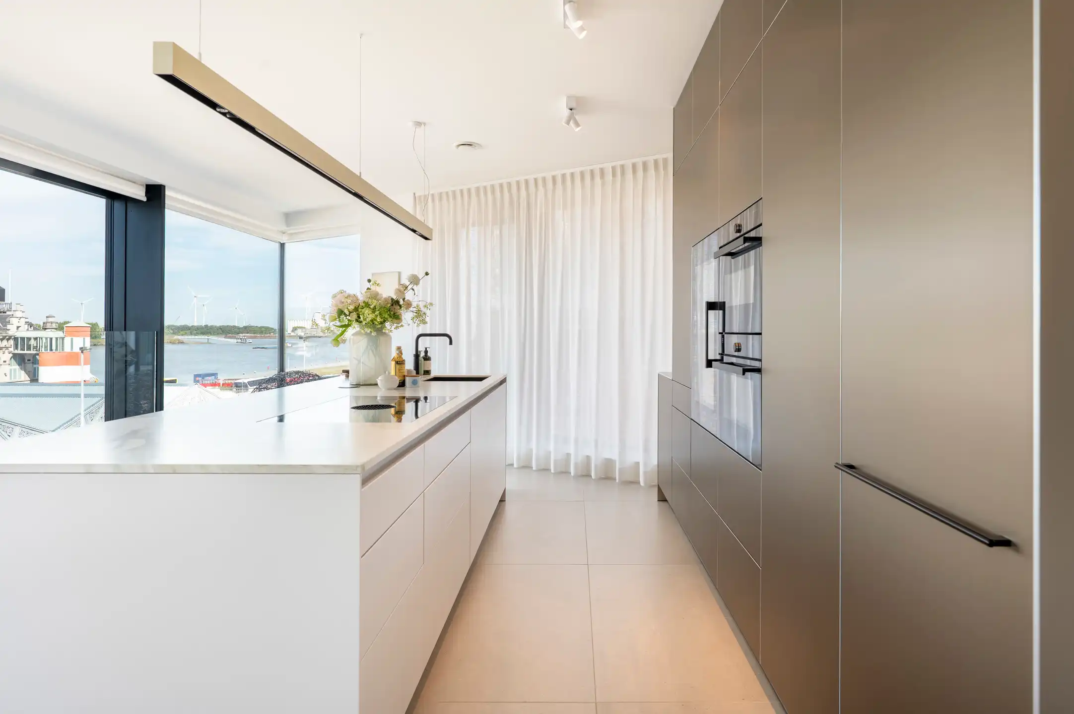 ANTWERPEN - Tijdloos en klassevol aan de Scheldekaaien foto 7