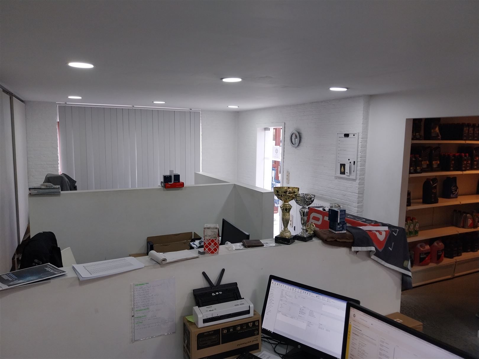 TE HUUR: Handelspand met ruim magazijn op gunstige locatie in Heusden!  foto 8