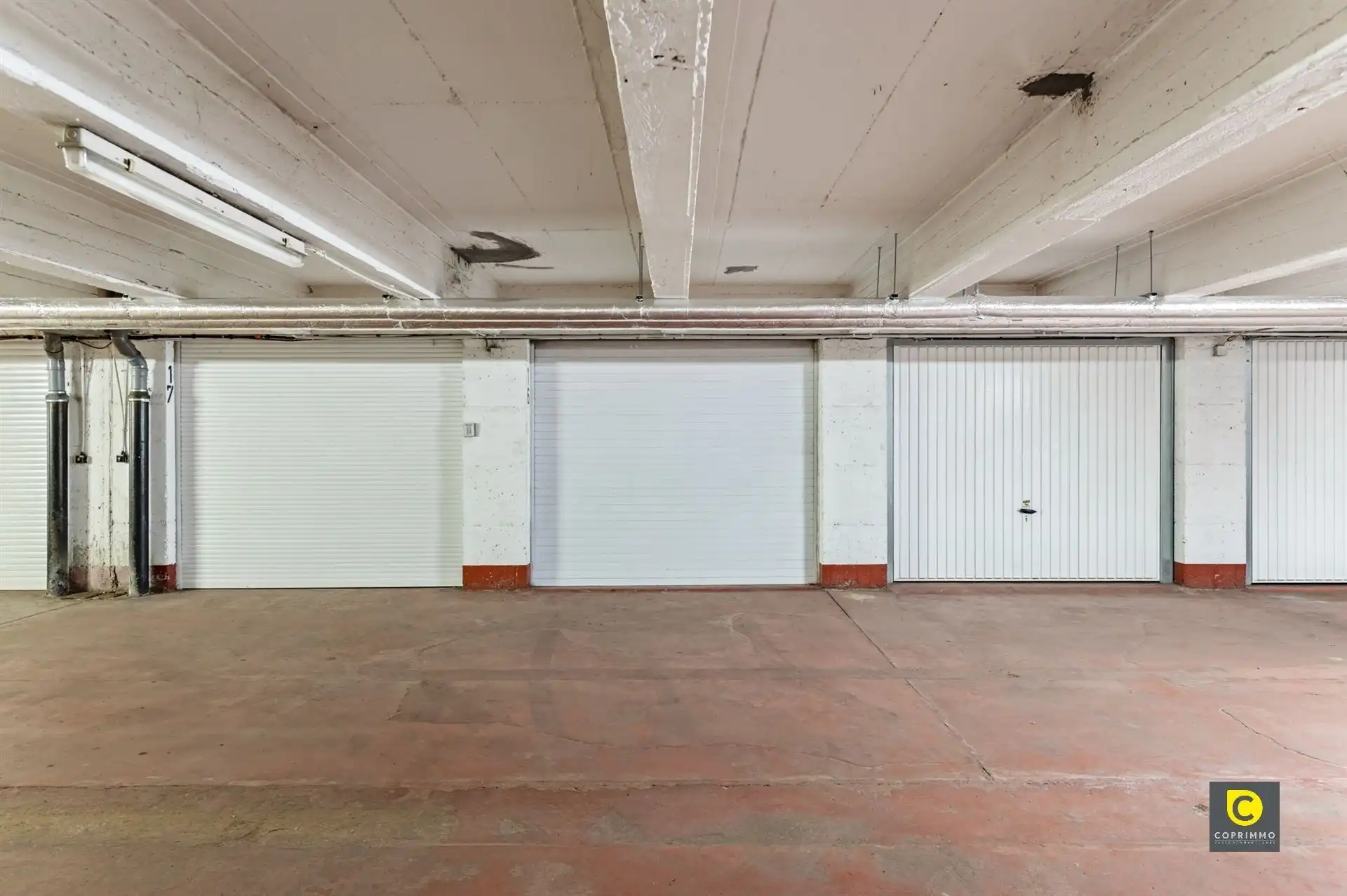 Ruime garagebox foto {{pictureIndex}}