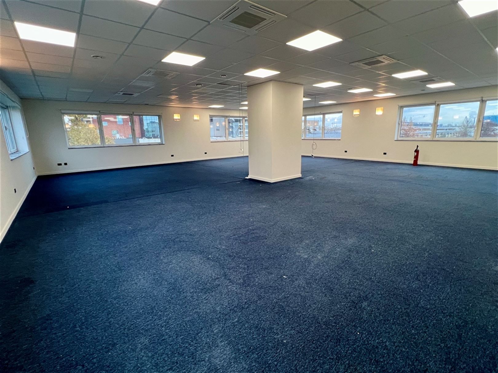 Kantoorgebouw van 1056  m² te huur in Zwijnaarde foto 10