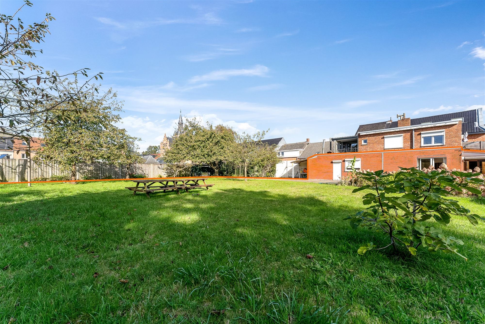 Hoofdfoto van de publicatie: WONING OP UITZONDERLIJK PERCEEL PAL IN HET CENTRUM VAN BALEN