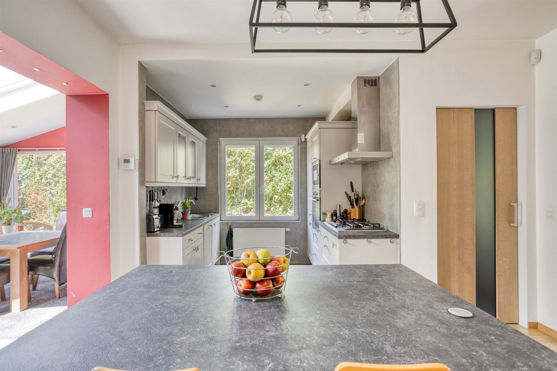 Gerenoveerde woning met 3 kamers en ZW-gerichte tuin foto 5