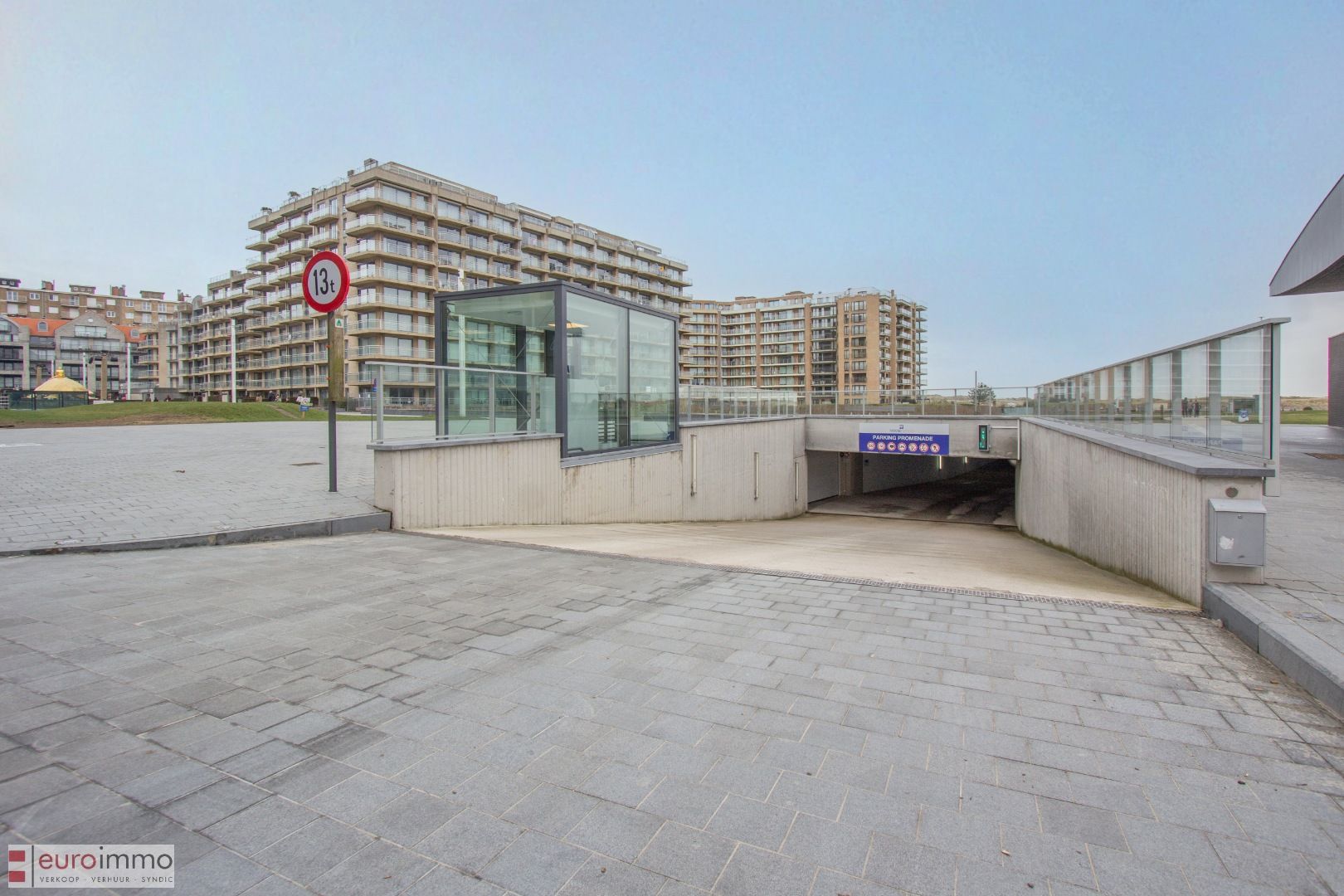 Zeer brede garagebox te koop in het nieuwe complex Parking 3! foto {{pictureIndex}}