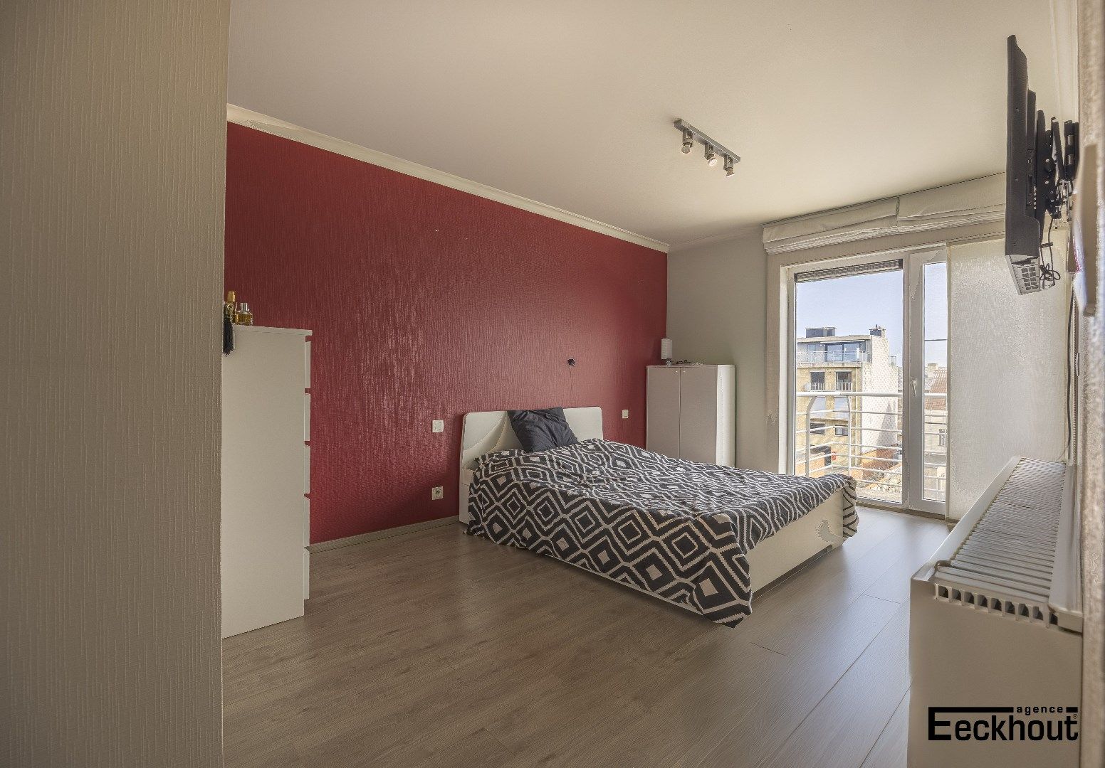 Verzorgd en modern appartement met zonnig terras foto 8