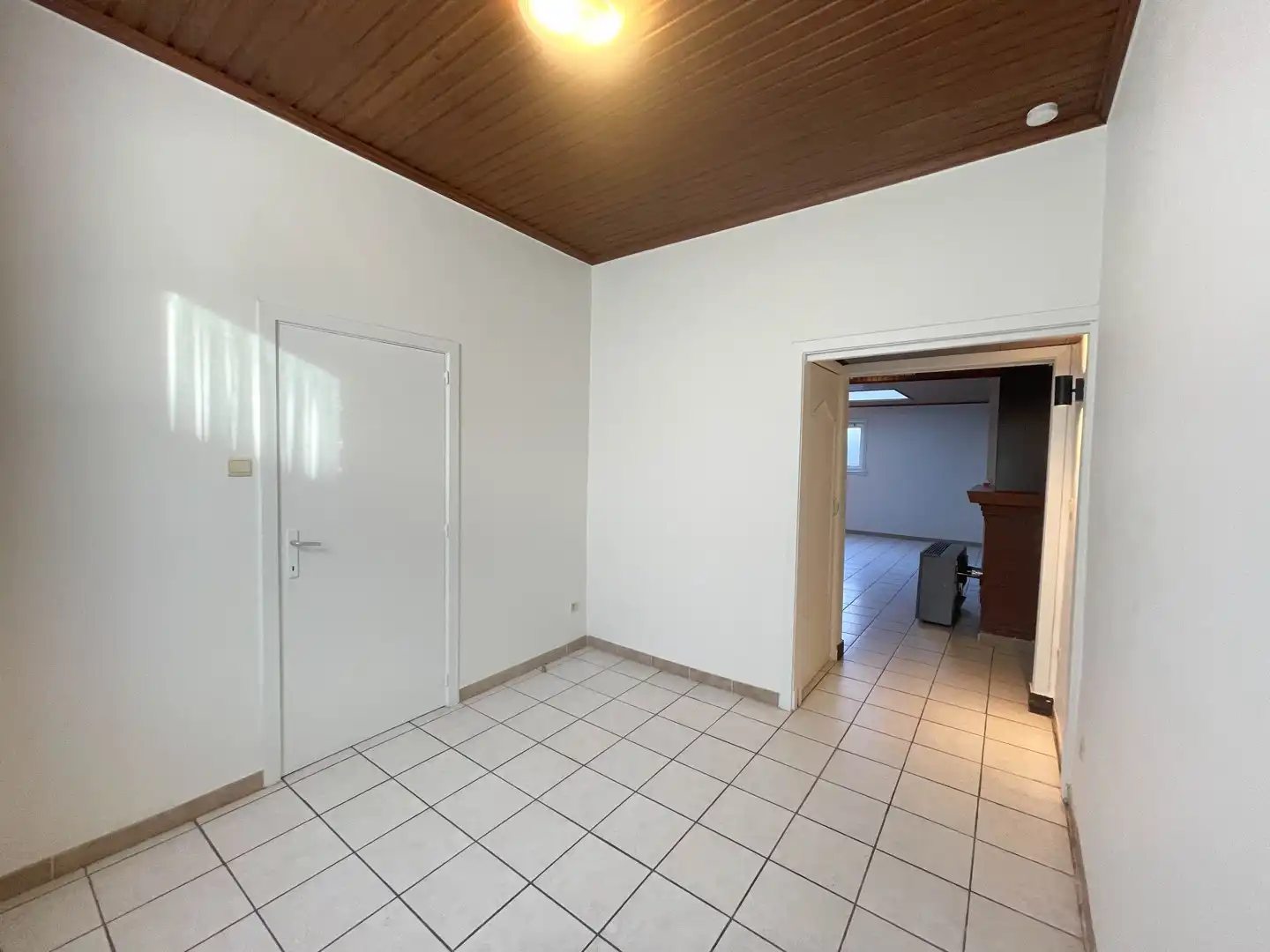 Gerenoveerde woning met 2 slaapkamers, terras, garage & staanplaats te Roeselare! foto 6