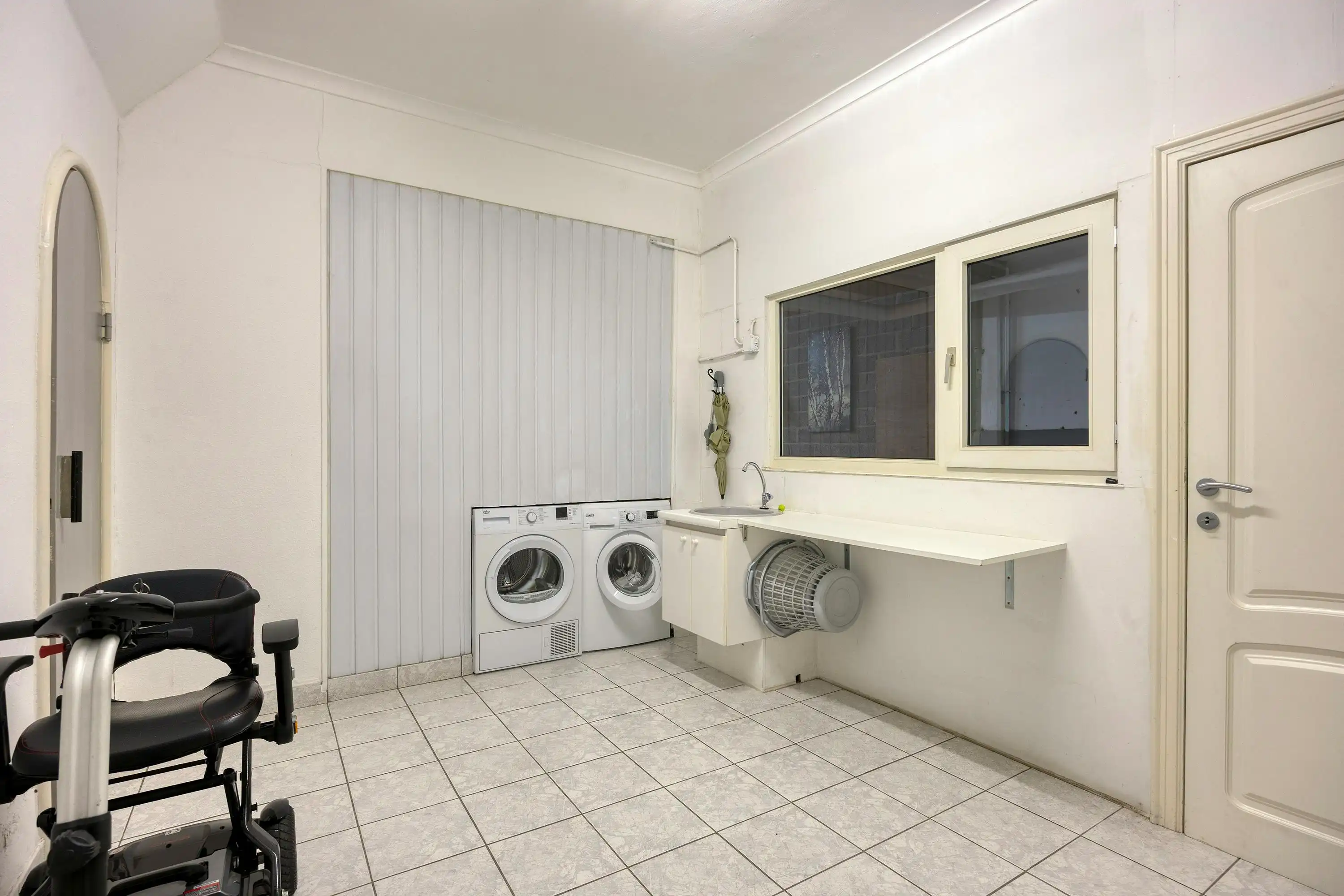 Goed onderhouden huis met riante garage in centrum Maaseik te koop foto 18