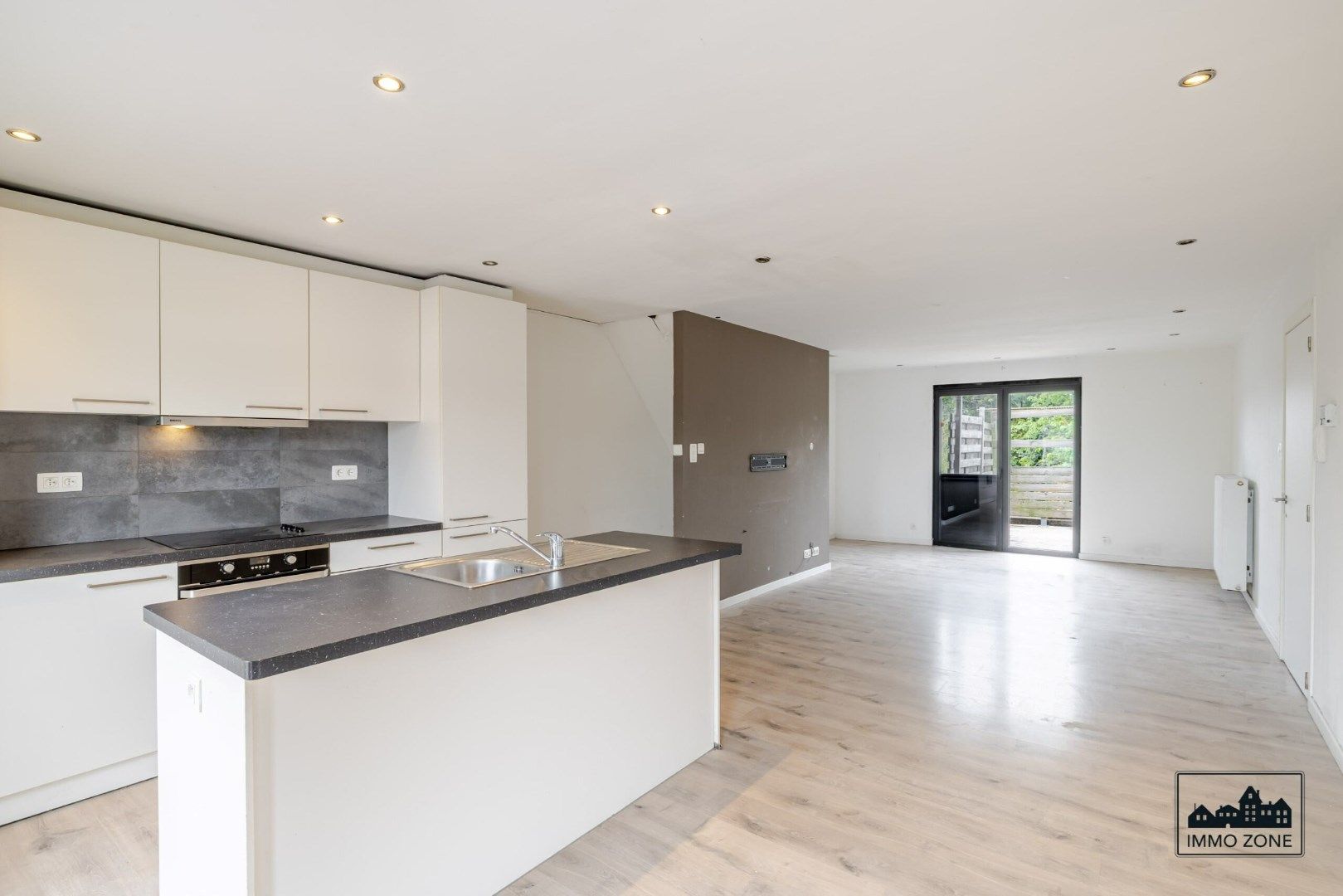 Handelspand met duplexappartement in centrum Hemiksem! foto 4