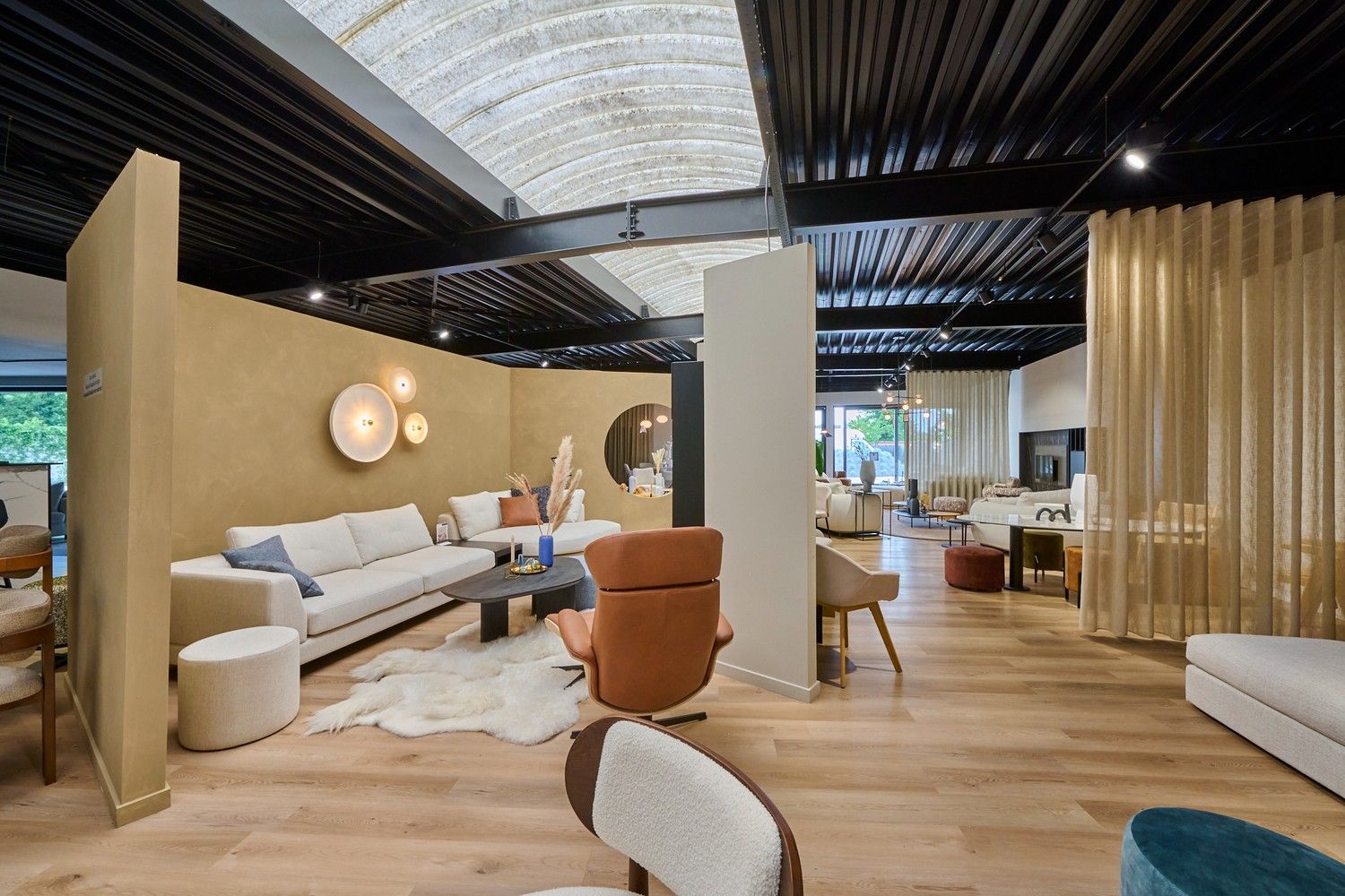 Showroom met magazijn foto 13